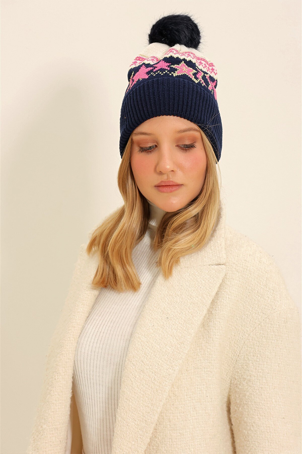 Lacivert Desenli Ponpon Bere