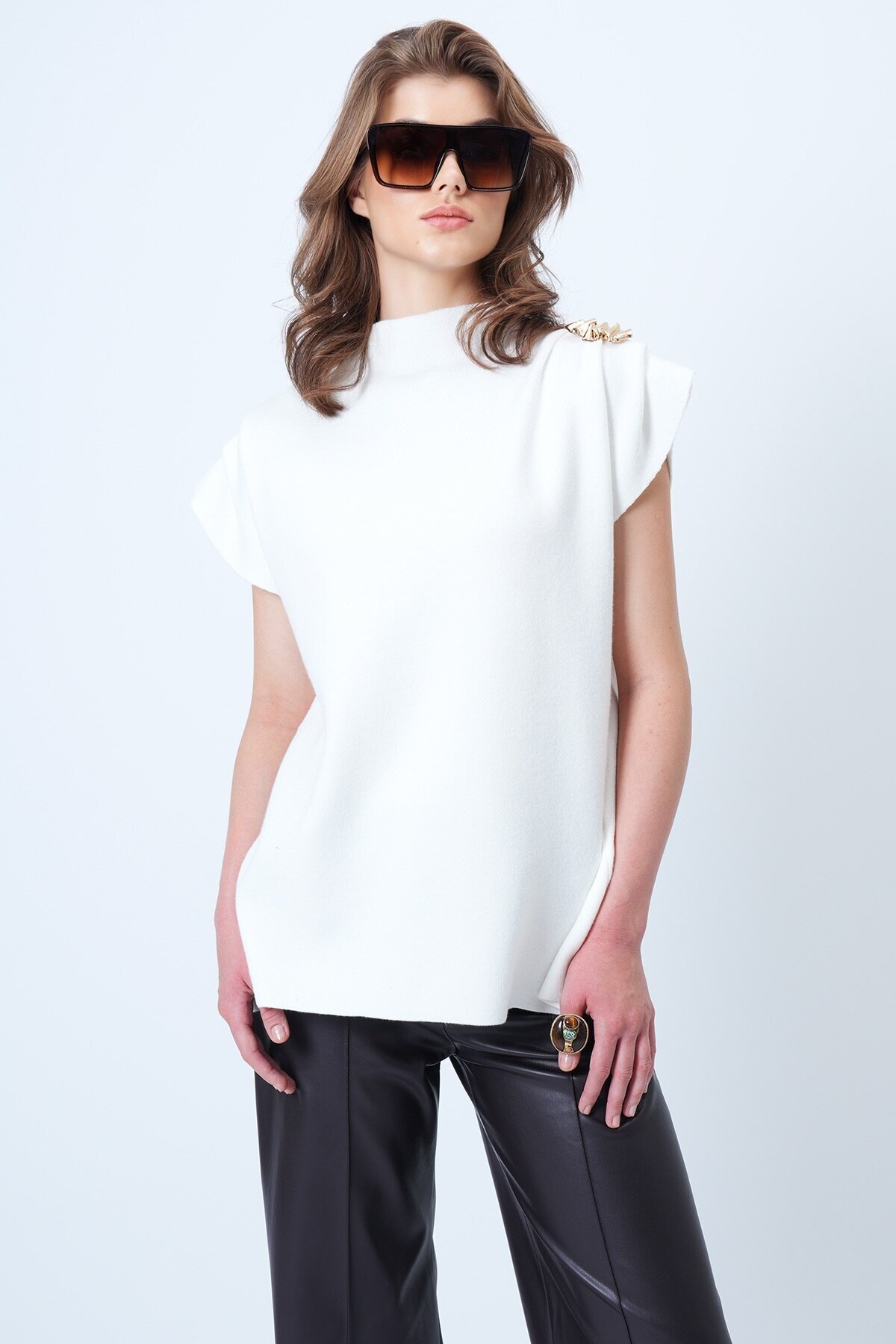 Dik Yaka Omuz Drape Ve Metal Aksesuarlı Yün Karışımlı Tasarım Kazak