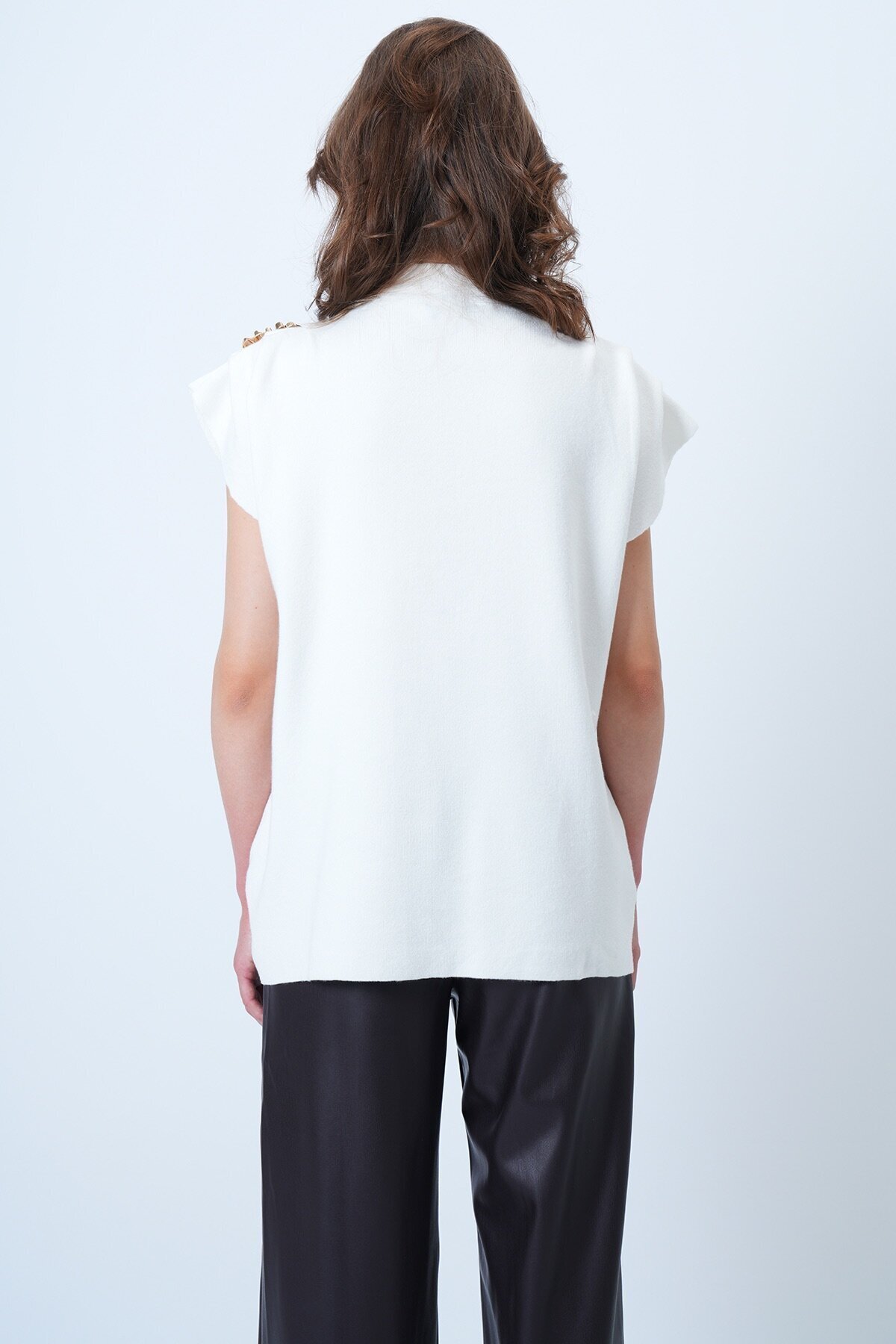 Dik Yaka Omuz Drape Ve Metal Aksesuarlı Yün Karışımlı Tasarım Kazak