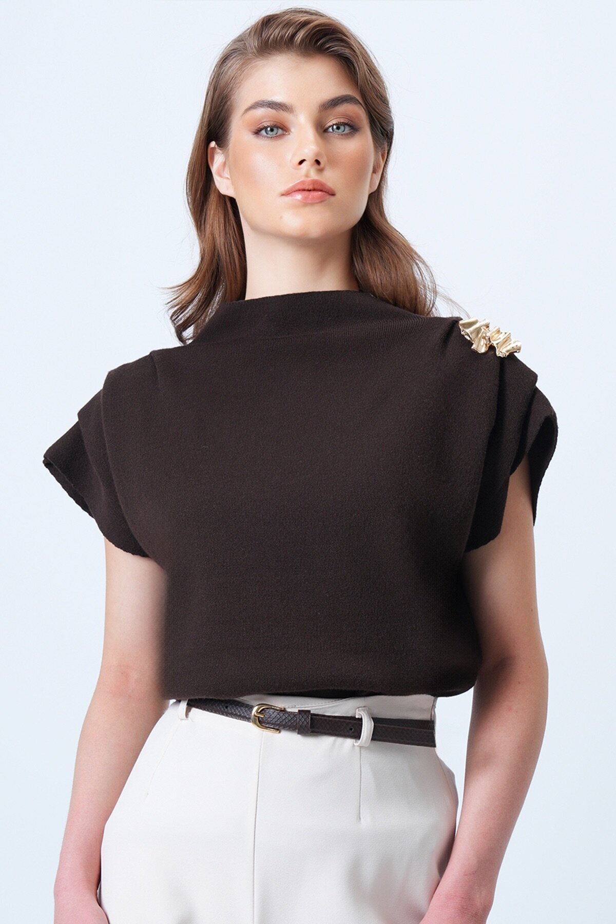 Dik Yaka Omuz Drape Ve Metal Aksesuarlı Yün Karışımlı Tasarım Kazak