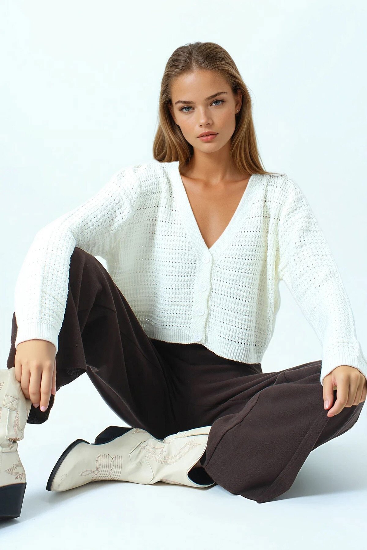 Dokulu Örgü Desenli Uzun Kollu Düğmeli Triko Hırka