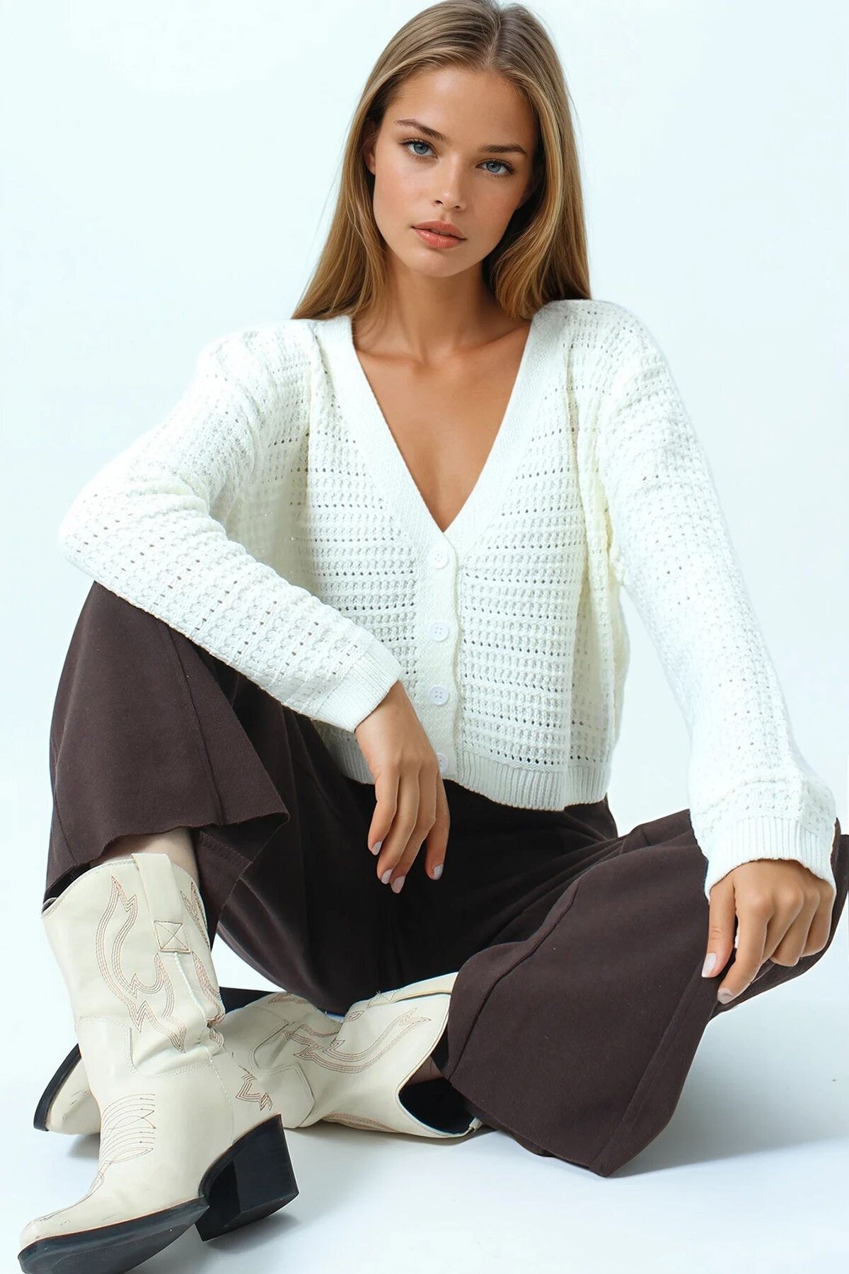 Dokulu Örgü Desenli Uzun Kollu Düğmeli Triko Hırka