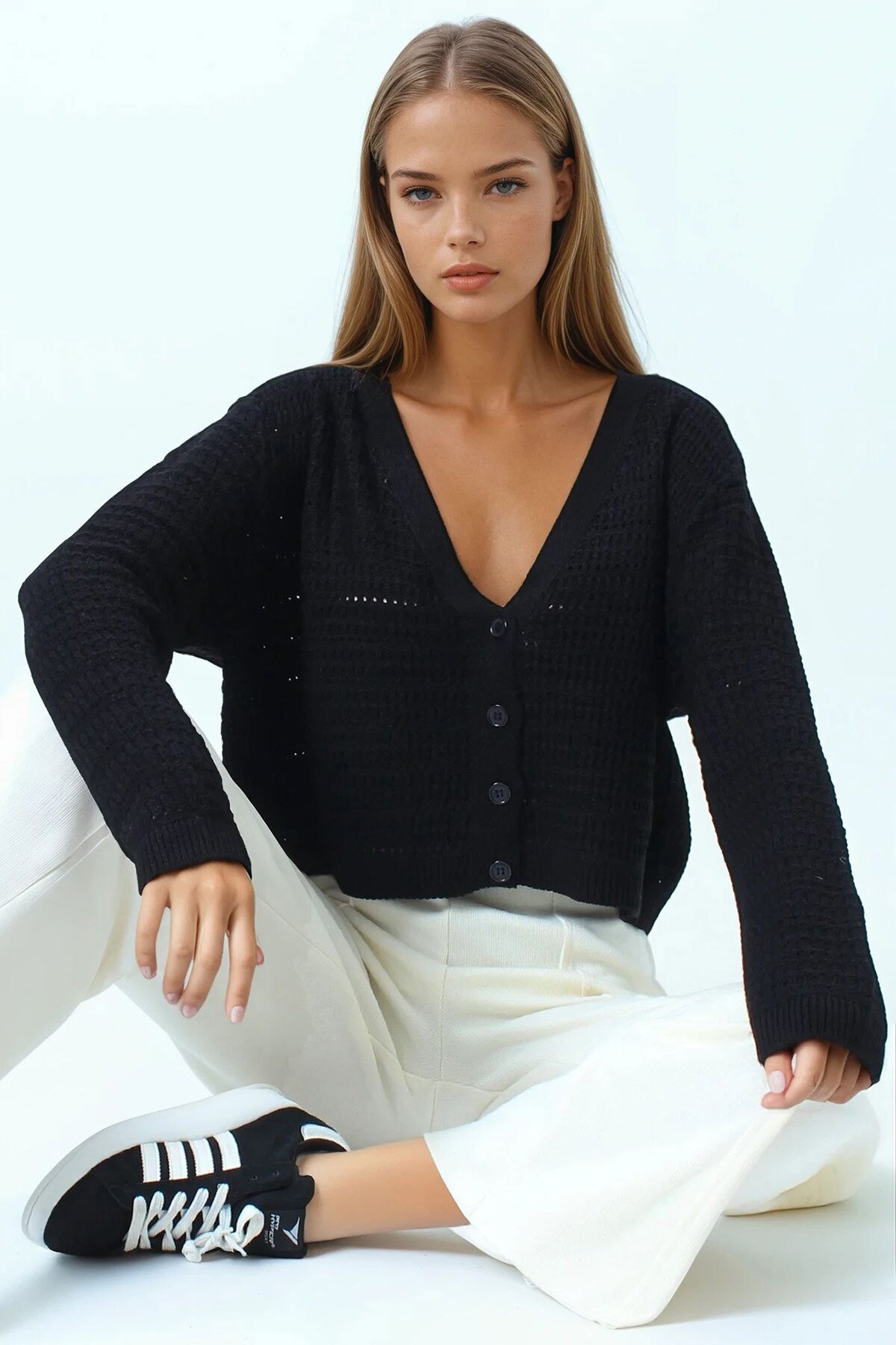 Dokulu Örgü Desenli Uzun Kollu Düğmeli Triko Hırka