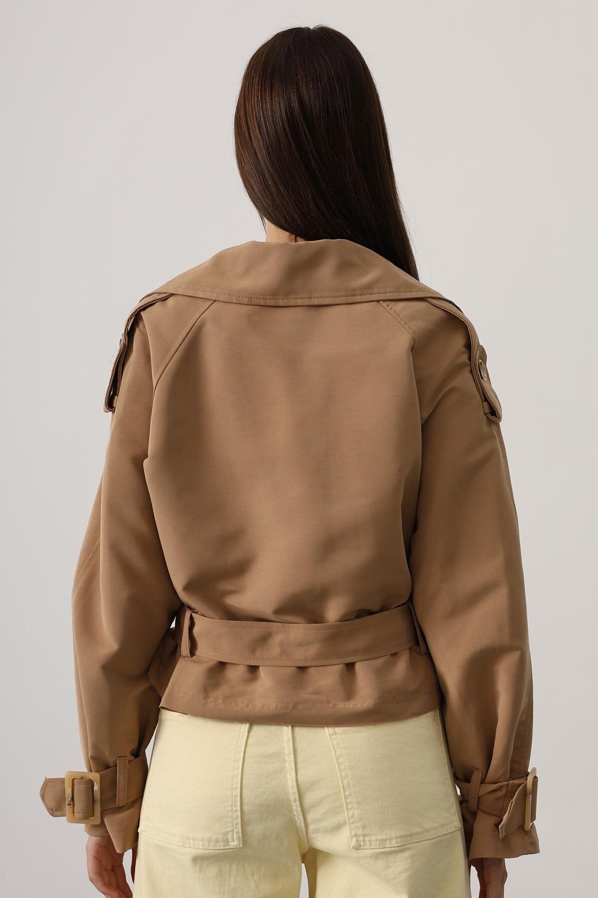 Düğmeli Kemer Kapamalı Astarlı Kruvaze Yaka Kısa Trenç Ceket