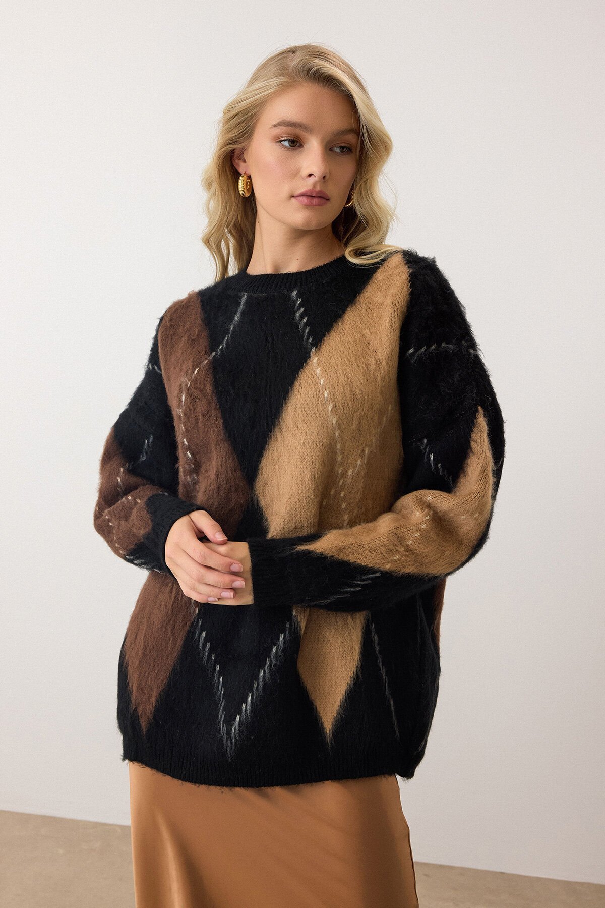 Kahverengi Ekose Desenli Yumuşak Dokulu Oversize Triko Kazak