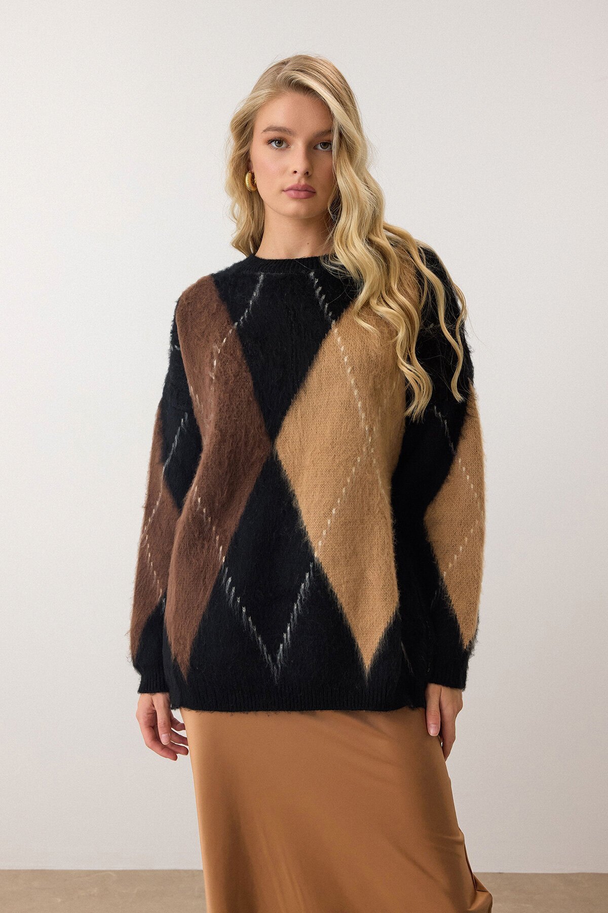 Kahverengi Ekose Desenli Yumuşak Dokulu Oversize Triko Kazak