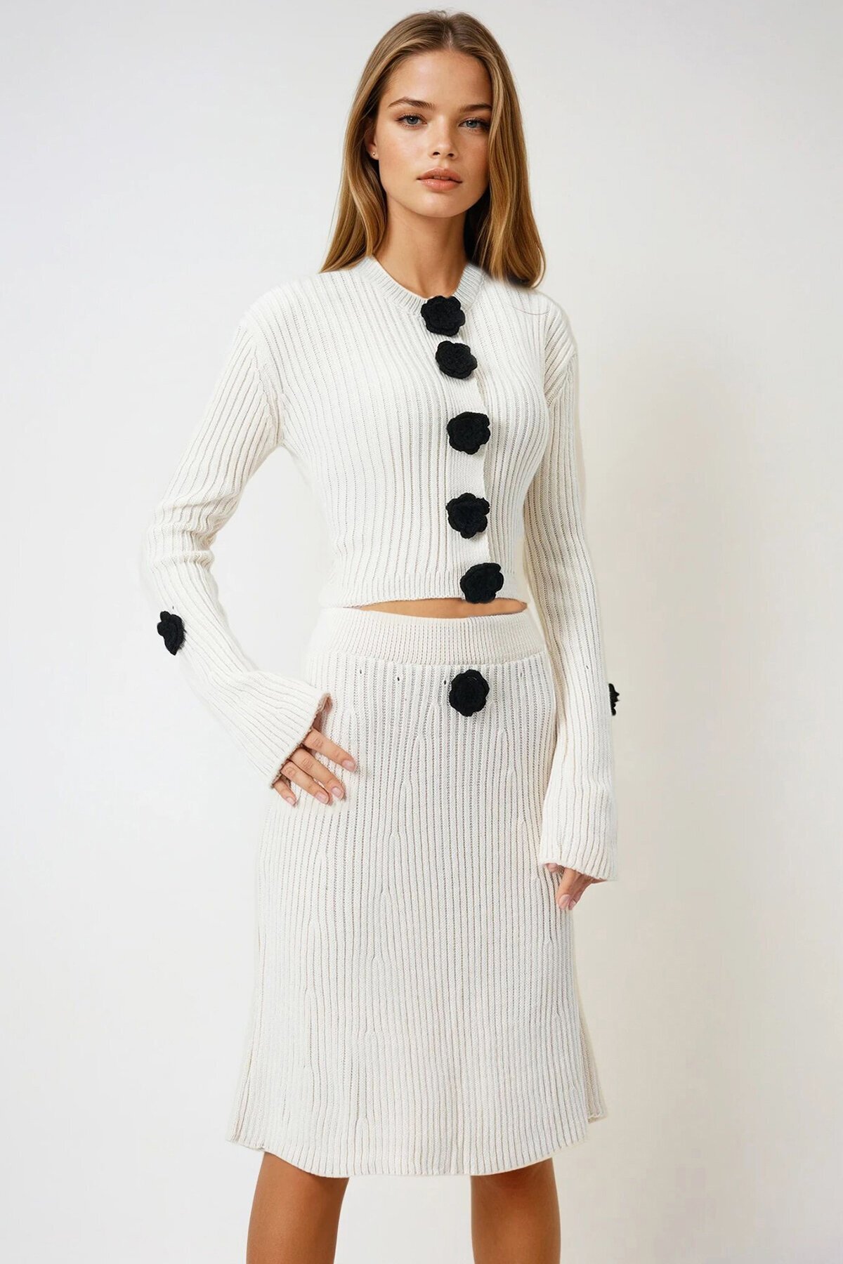 Ekru Fitilli Çiçek Düğme Detaylı Triko Hırka Ve Etek Takım