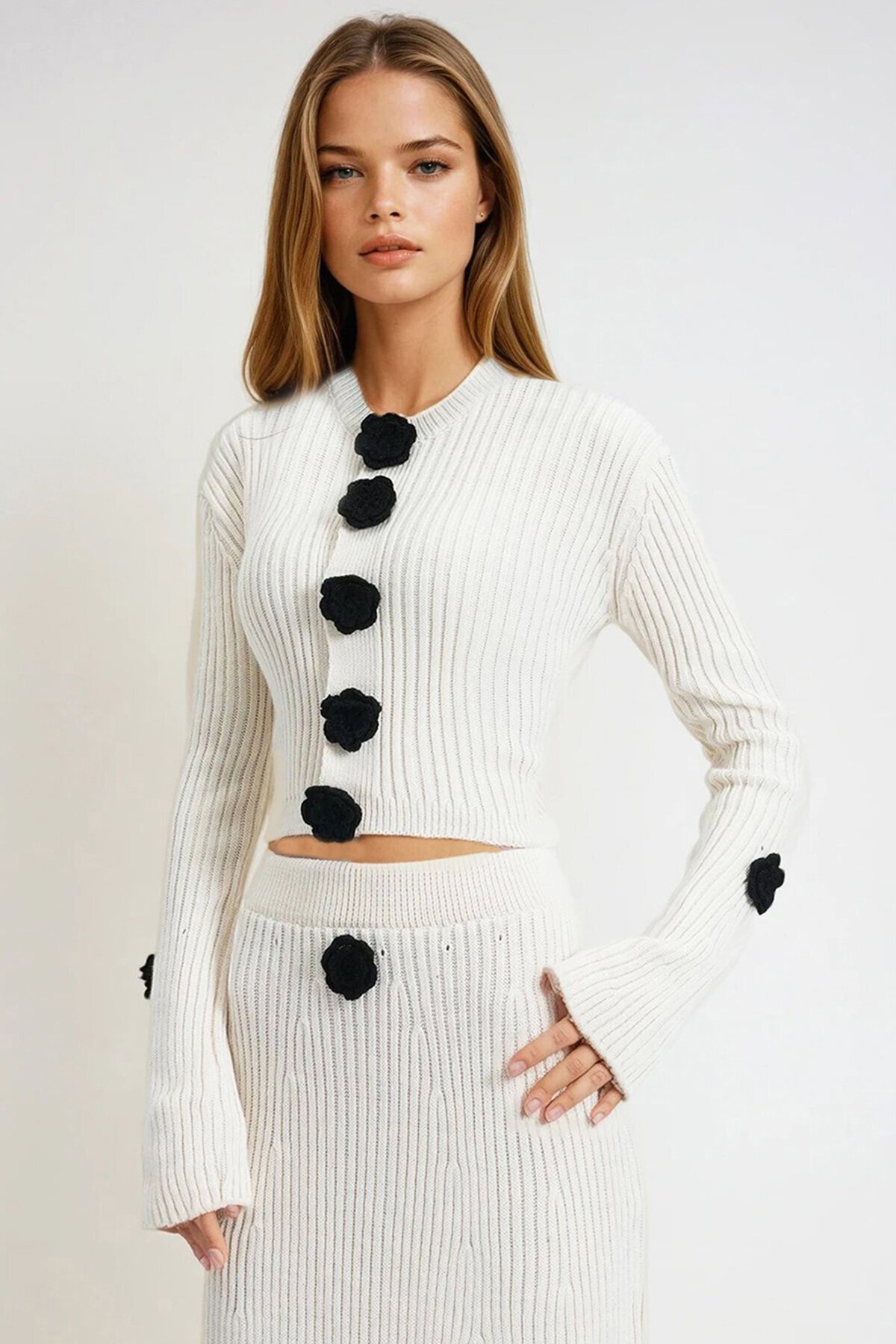 Ekru Fitilli Çiçek Düğme Detaylı Triko Hırka Ve Etek Takım