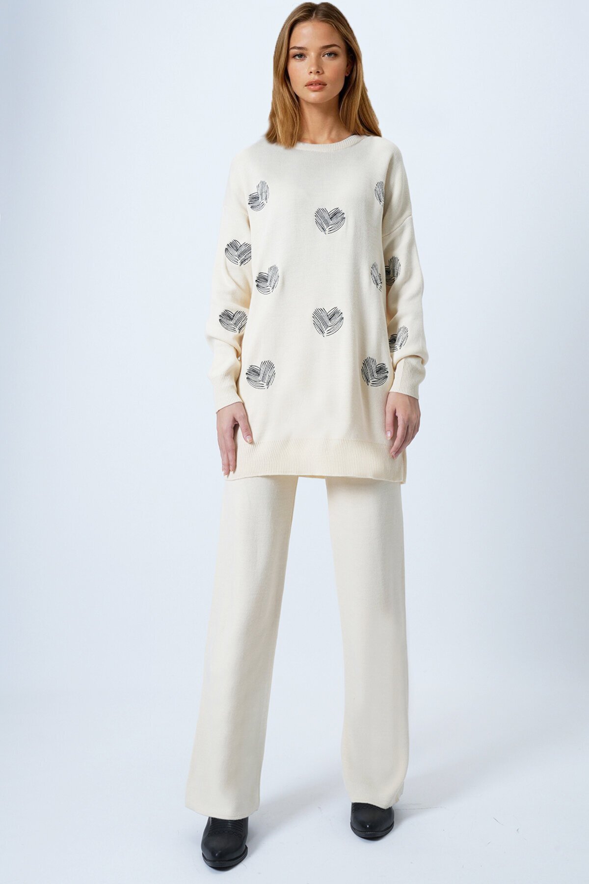 Ekru Kalp Desenli Triko Kazak Ve Düz Paça Pantolon Takım