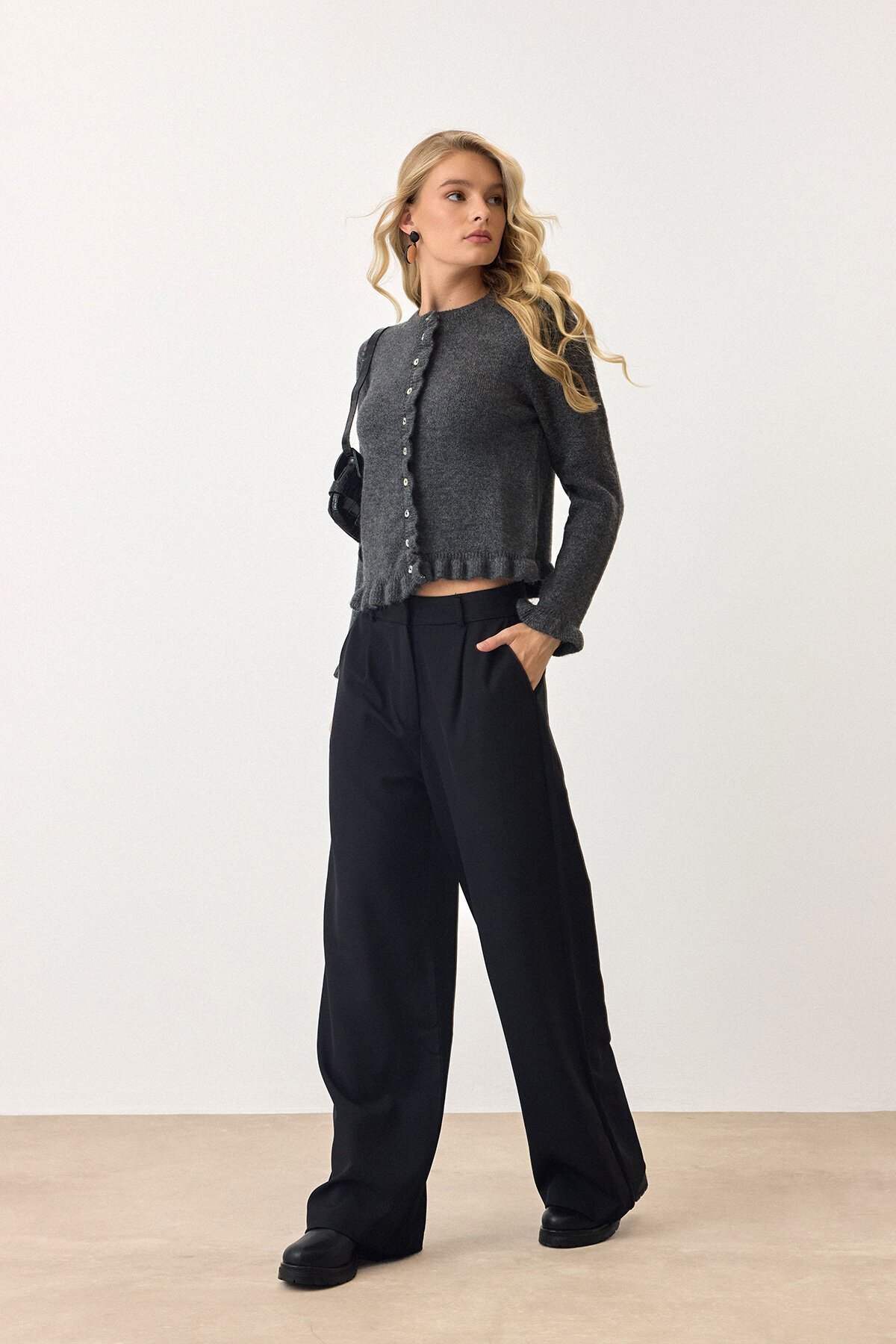 Antrasit Eteği Ve Kolları Fırfırlı Düğme Kapamalı Bisiklet Yaka Triko Hırka