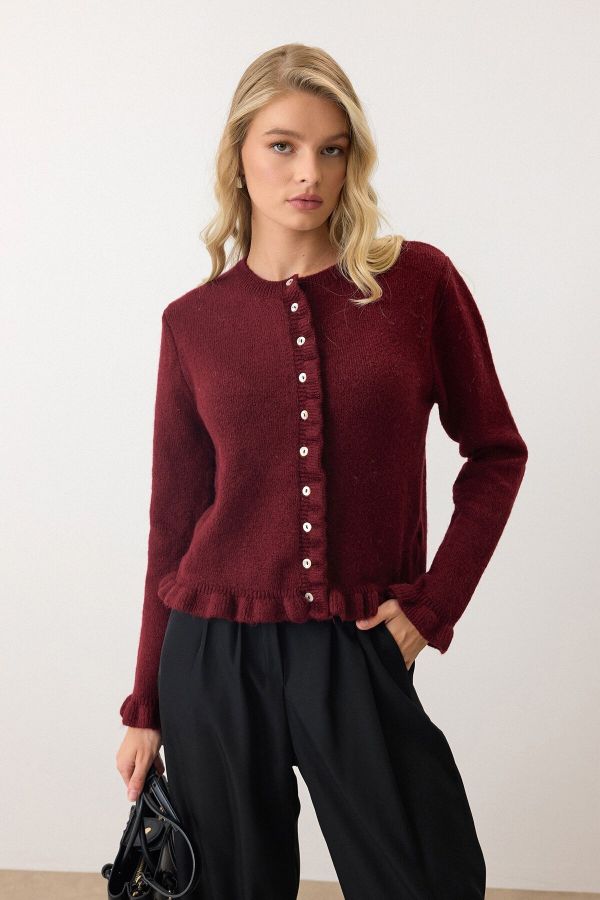 Bordo Eteği Ve Kolları Fırfırlı Düğme Kapamalı Bisiklet Yaka Triko Hırka