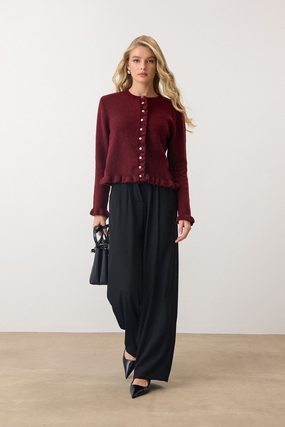 Bordo Eteği Ve Kolları Fırfırlı Düğme Kapamalı Bisiklet Yaka Triko Hırka