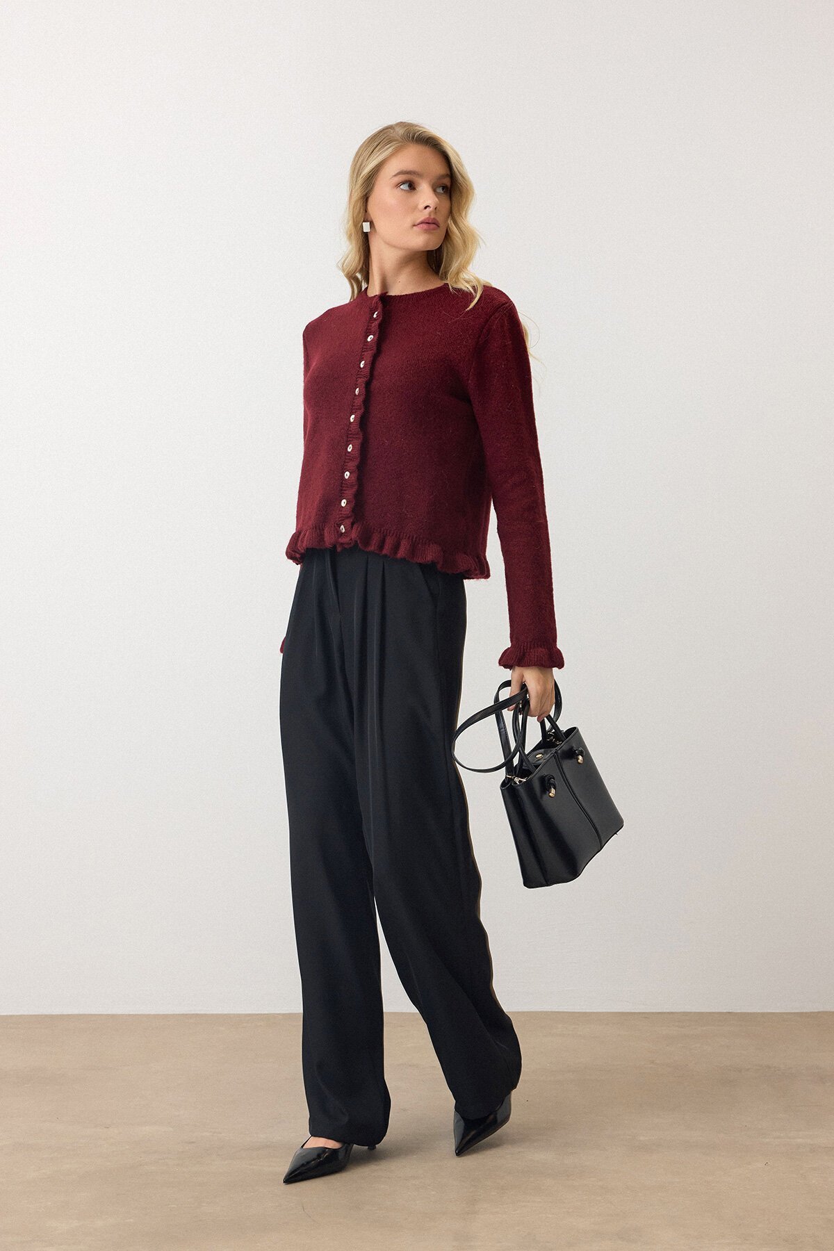 Bordo Eteği Ve Kolları Fırfırlı Düğme Kapamalı Bisiklet Yaka Triko Hırka