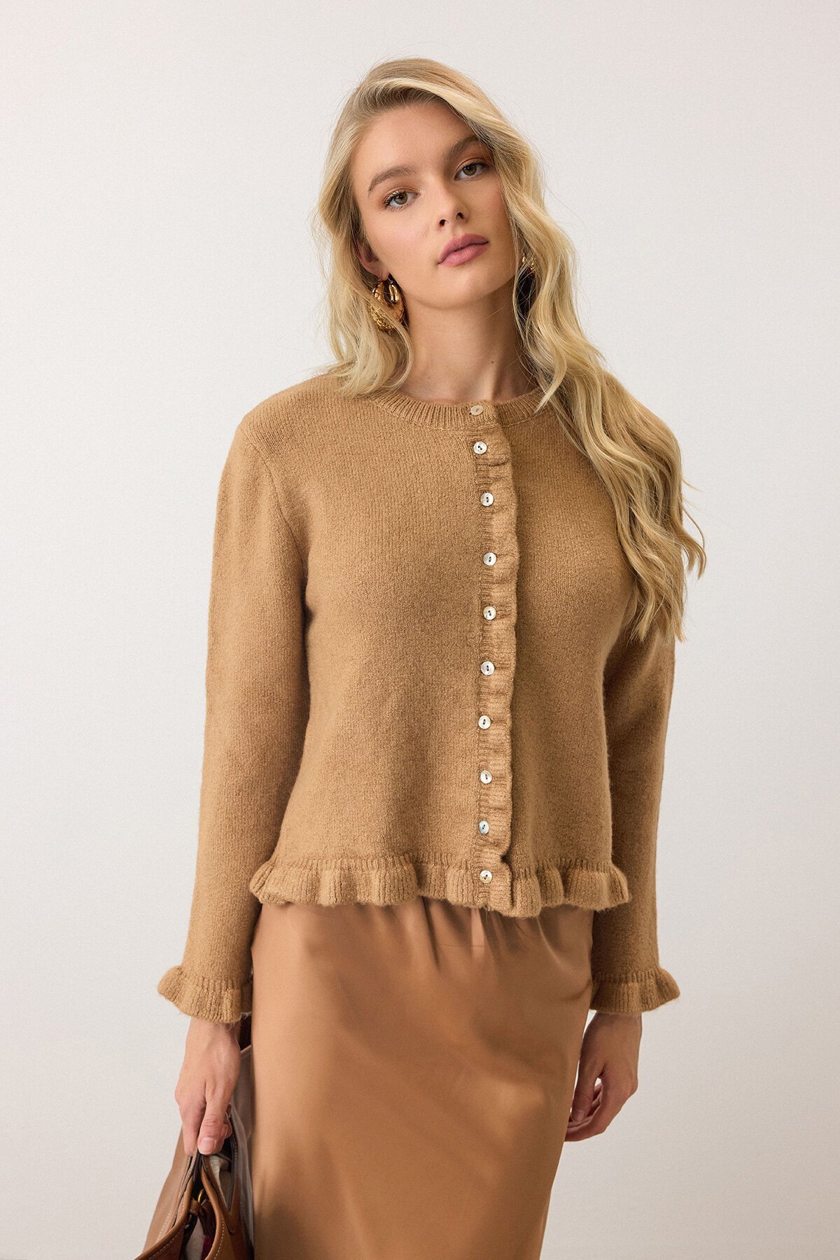 Camel Eteği Ve Kolları Fırfırlı Düğme Kapamalı Bisiklet Yaka Triko Hırka