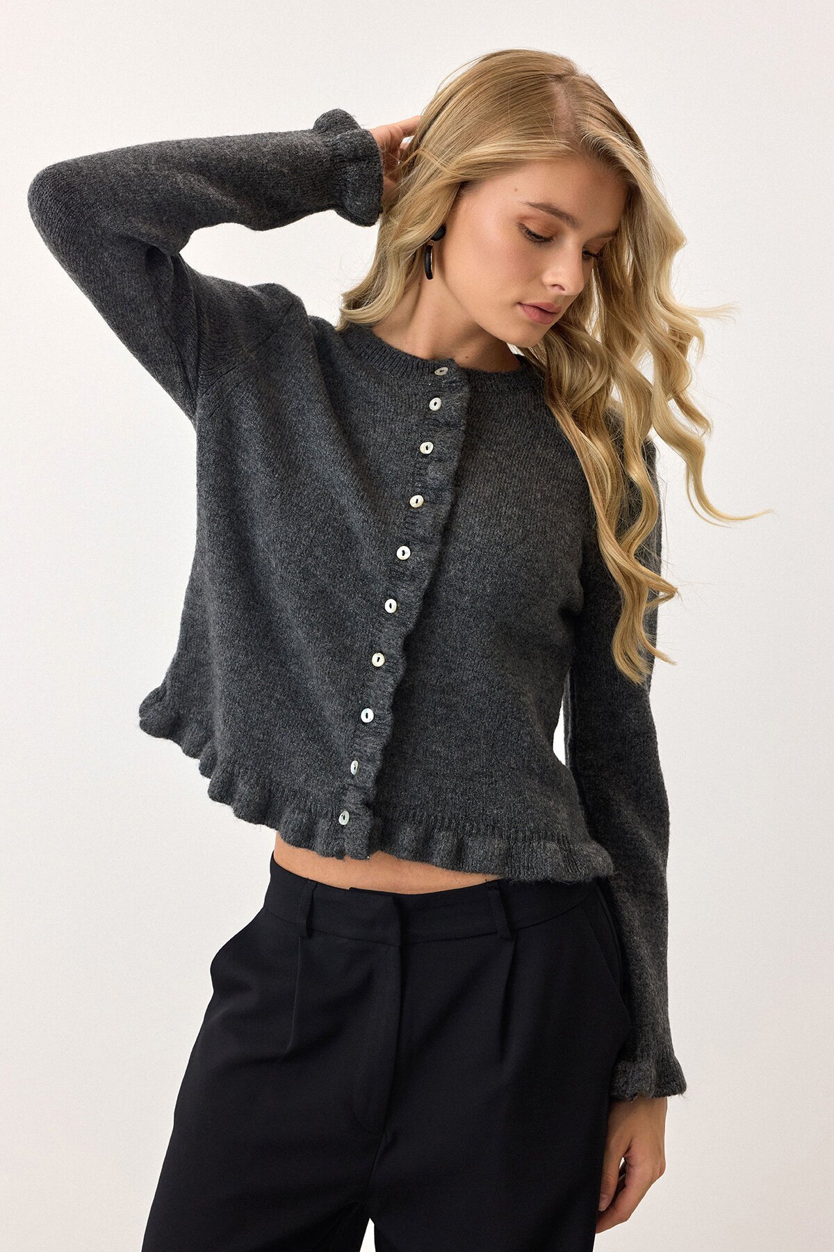 Antrasit Eteği Ve Kolları Fırfırlı Düğme Kapamalı Bisiklet Yaka Triko Hırka