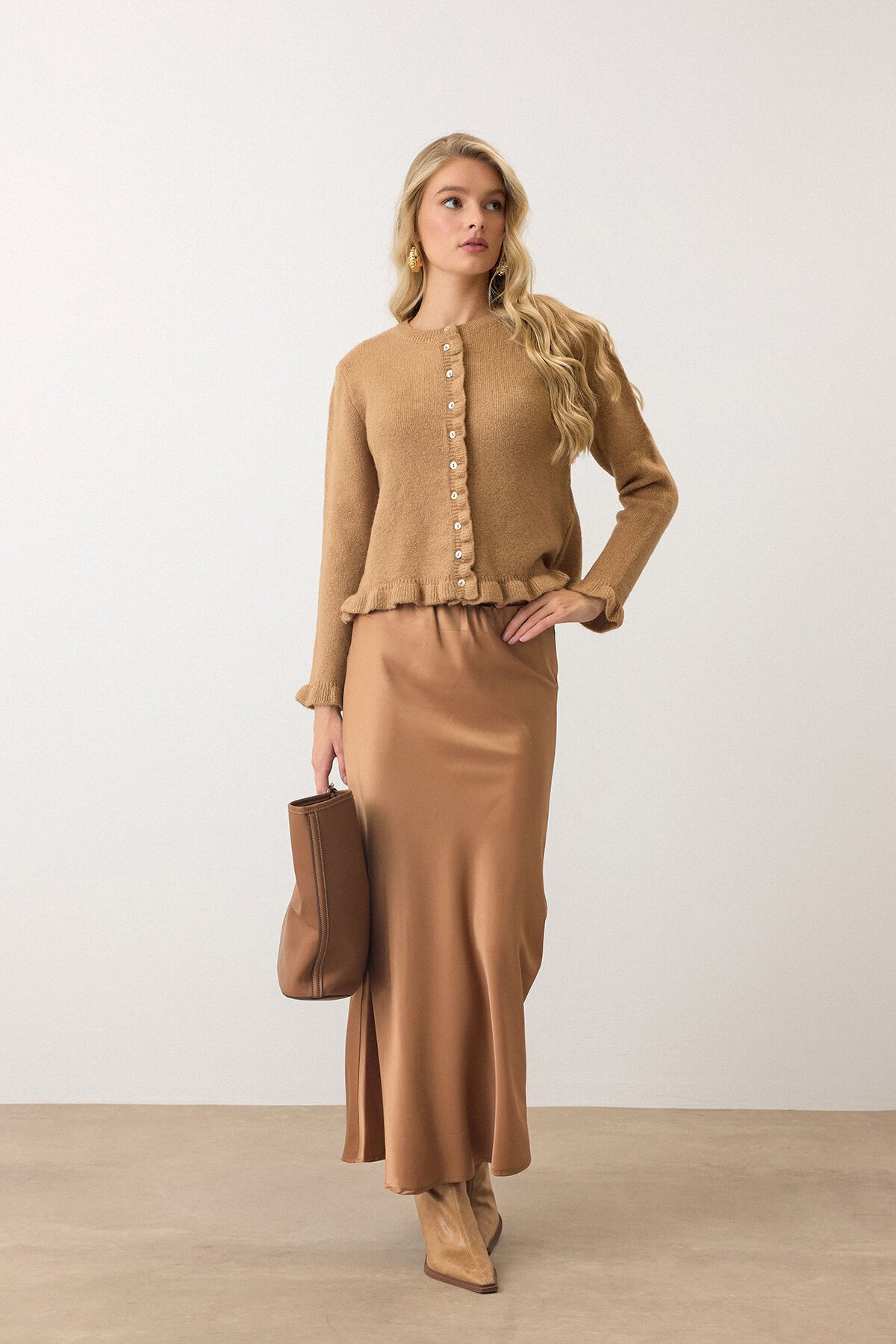 Camel Eteği Ve Kolları Fırfırlı Düğme Kapamalı Bisiklet Yaka Triko Hırka