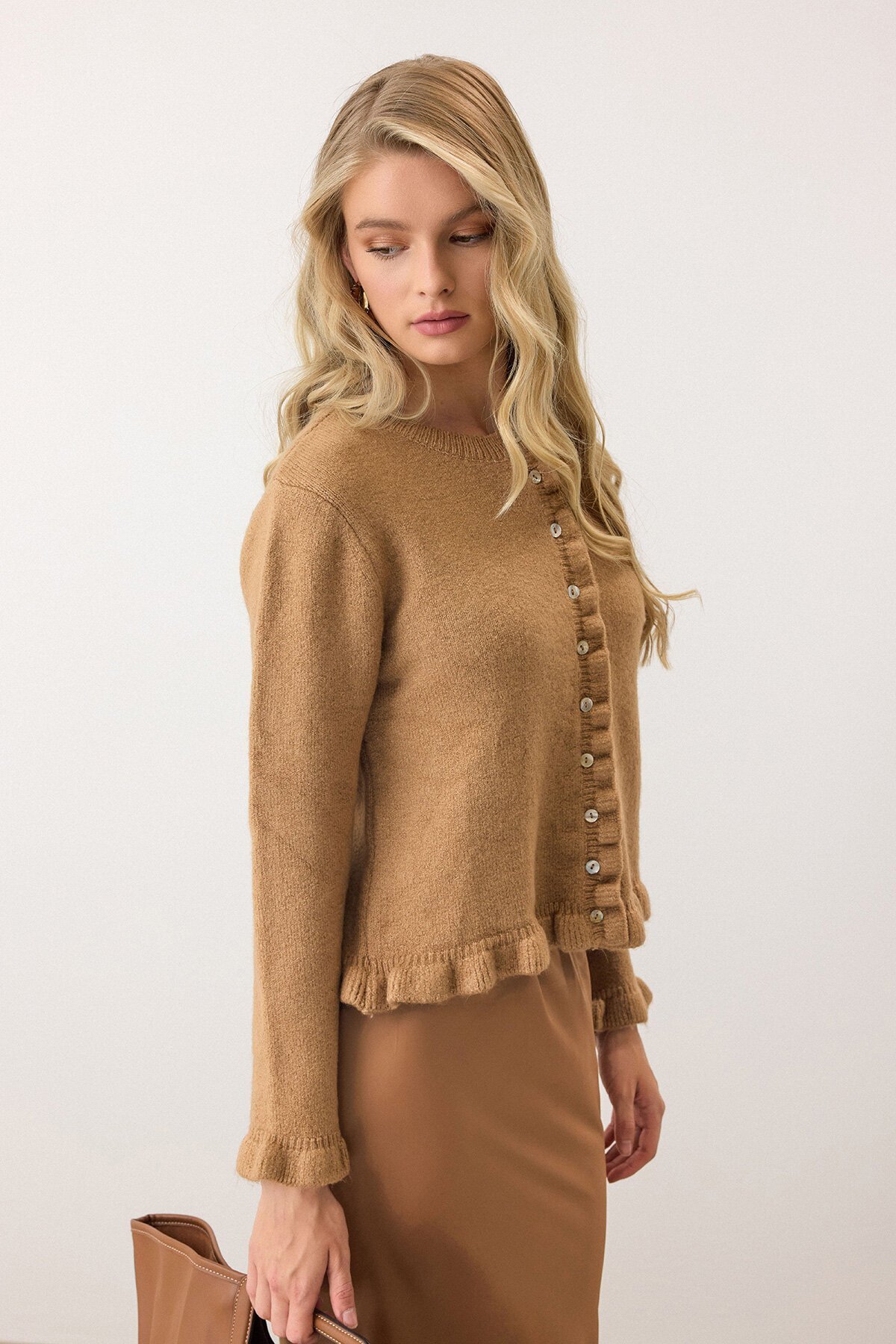 Camel Eteği Ve Kolları Fırfırlı Düğme Kapamalı Bisiklet Yaka Triko Hırka