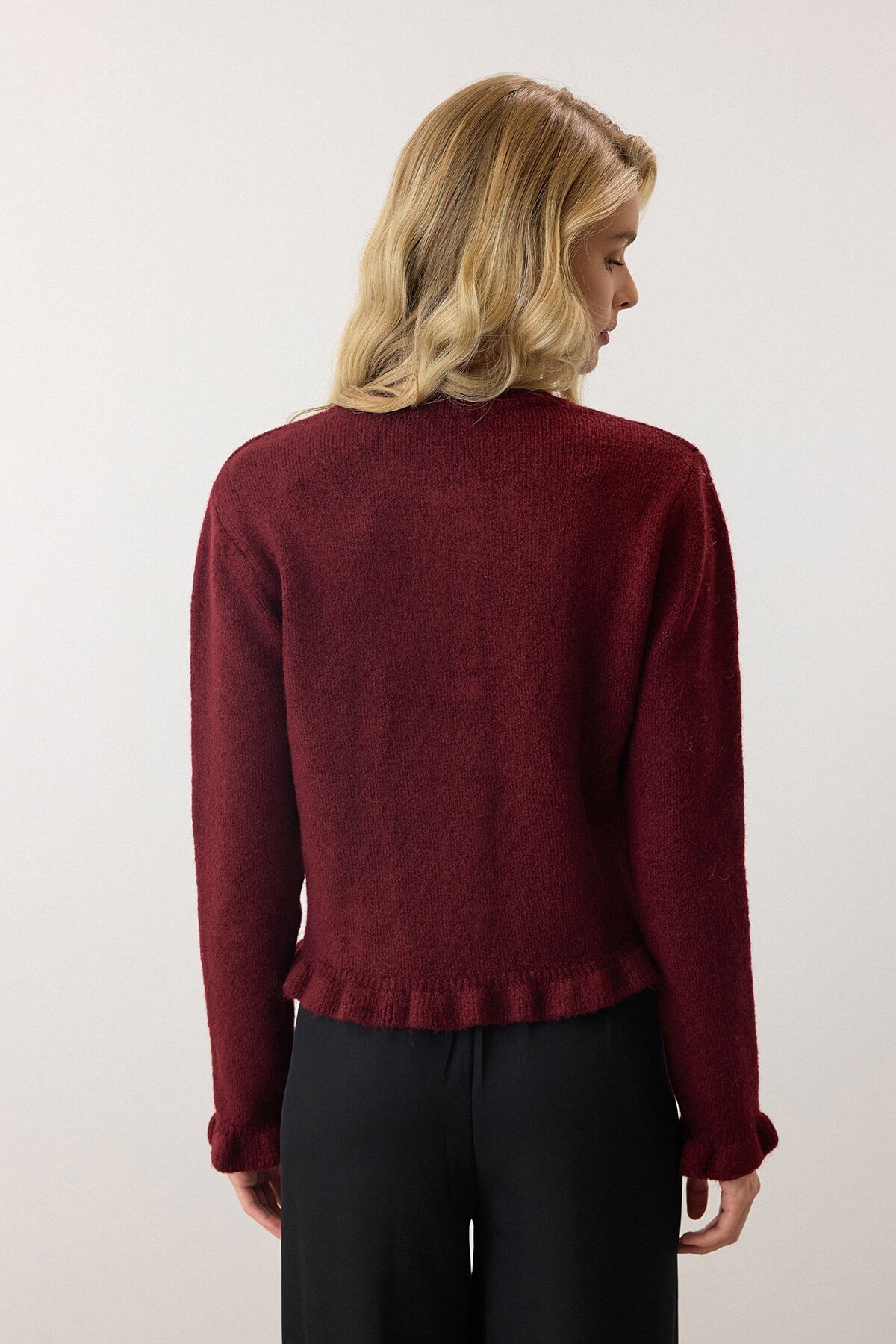 Bordo Eteği Ve Kolları Fırfırlı Düğme Kapamalı Bisiklet Yaka Triko Hırka