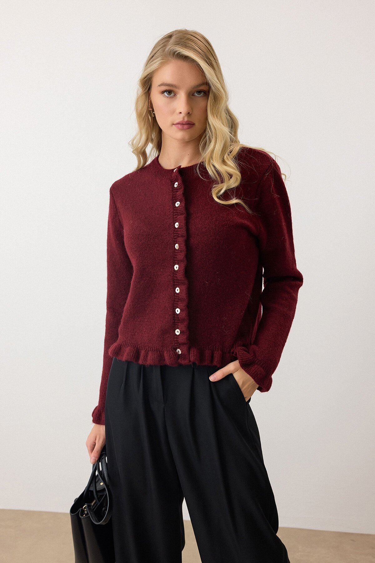 Bordo Eteği Ve Kolları Fırfırlı Düğme Kapamalı Bisiklet Yaka Triko Hırka