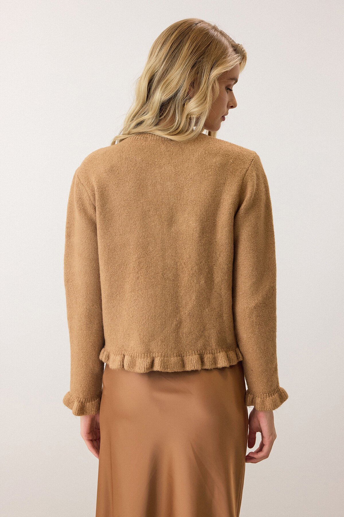 Camel Eteği Ve Kolları Fırfırlı Düğme Kapamalı Bisiklet Yaka Triko Hırka