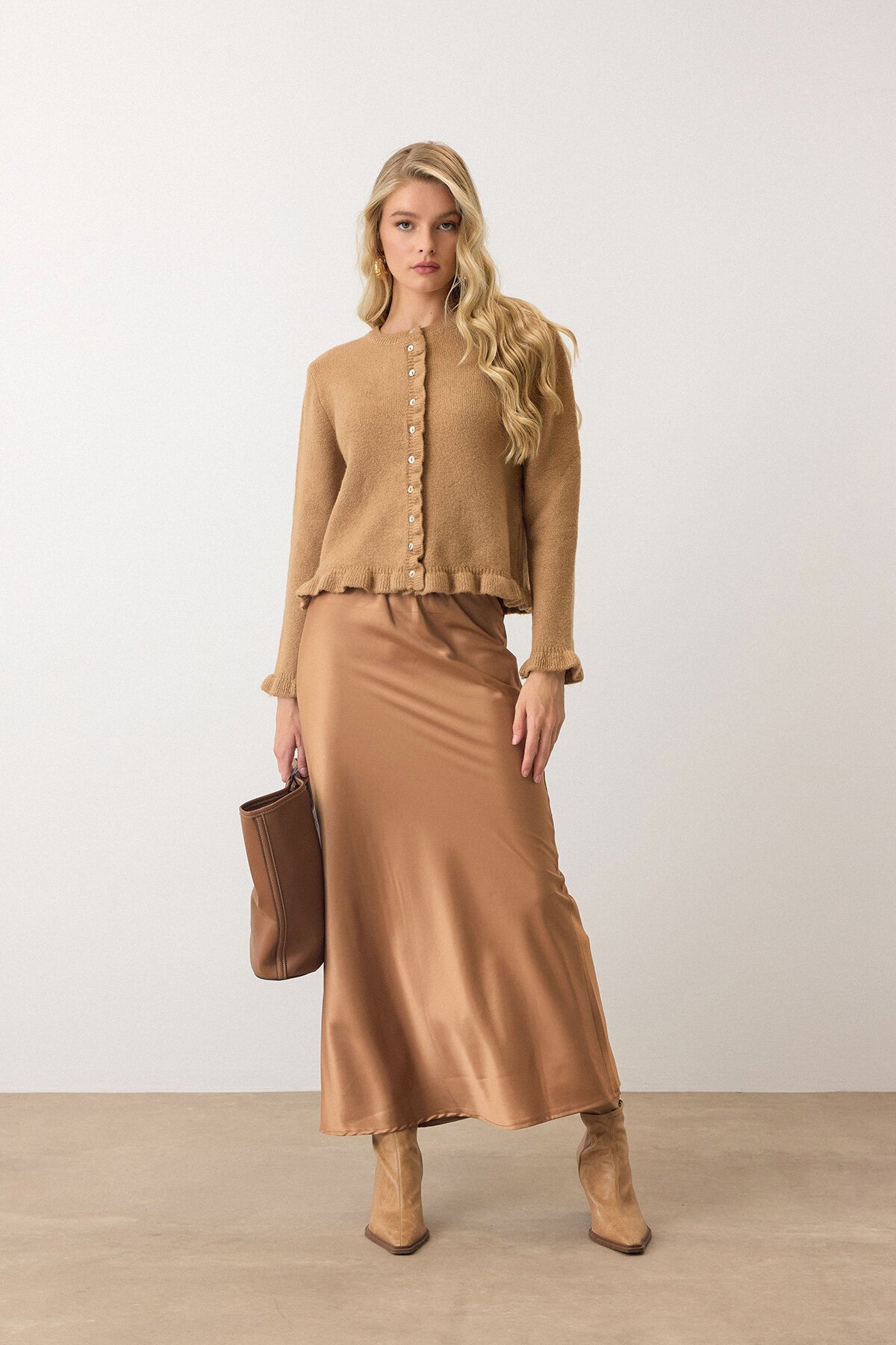 Camel Eteği Ve Kolları Fırfırlı Düğme Kapamalı Bisiklet Yaka Triko Hırka