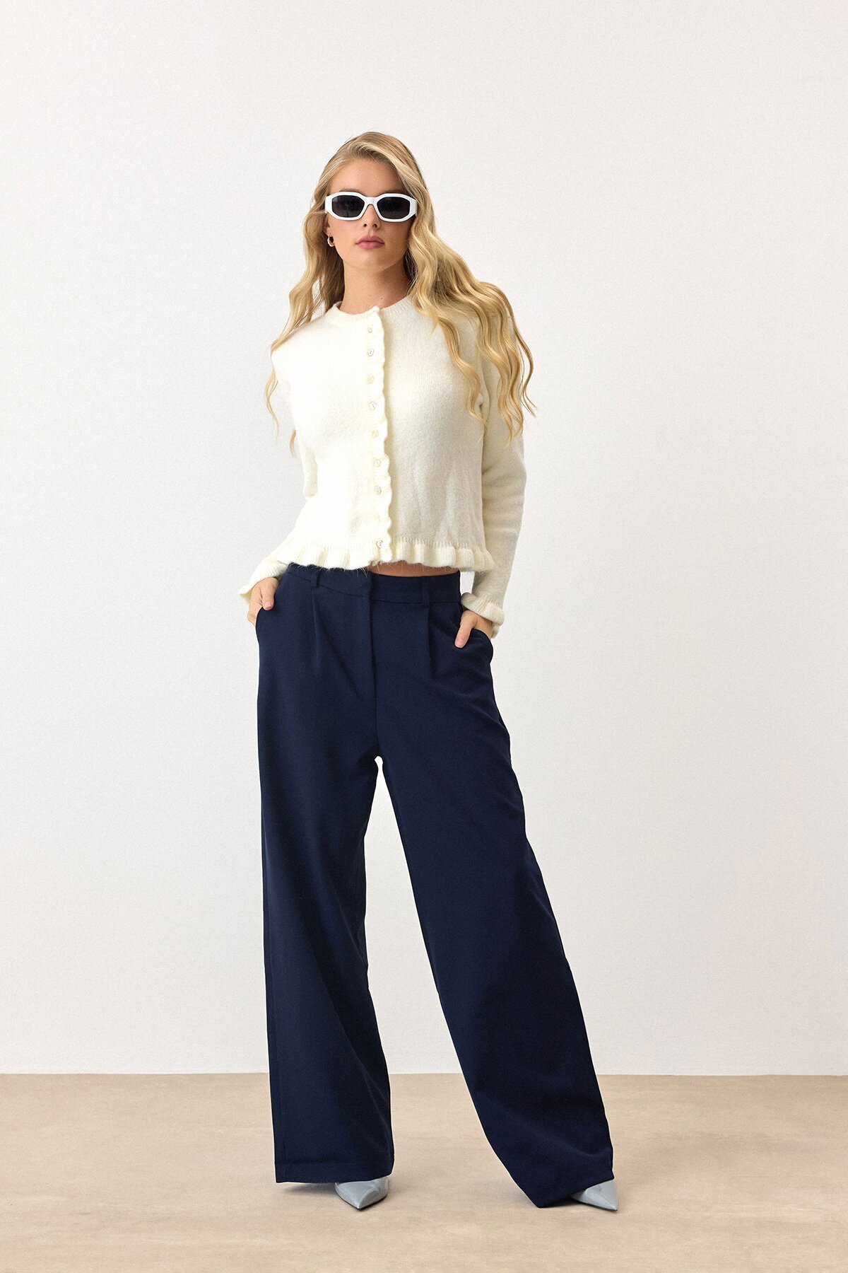 Ekru Eteği Ve Kolları Fırfırlı Düğme Kapamalı Bisiklet Yaka Triko Hırka