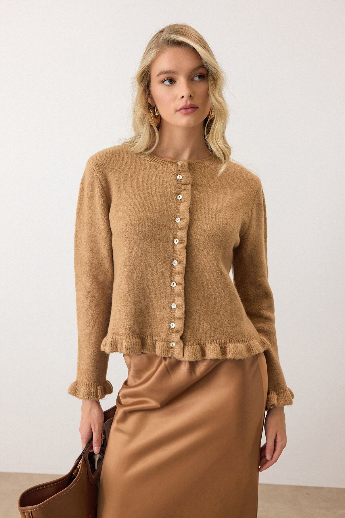 Camel Eteği Ve Kolları Fırfırlı Düğme Kapamalı Bisiklet Yaka Triko Hırka