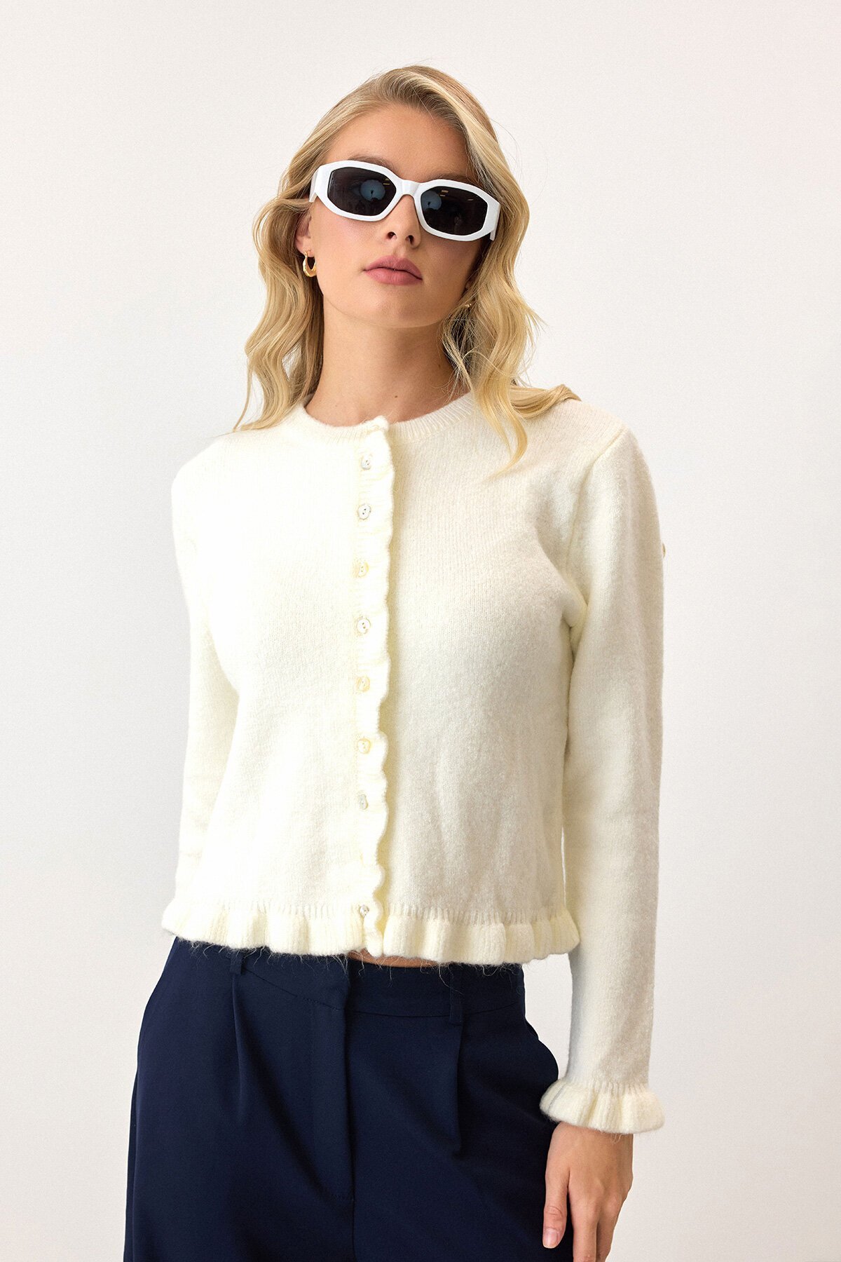 Ekru Eteği Ve Kolları Fırfırlı Düğme Kapamalı Bisiklet Yaka Triko Hırka