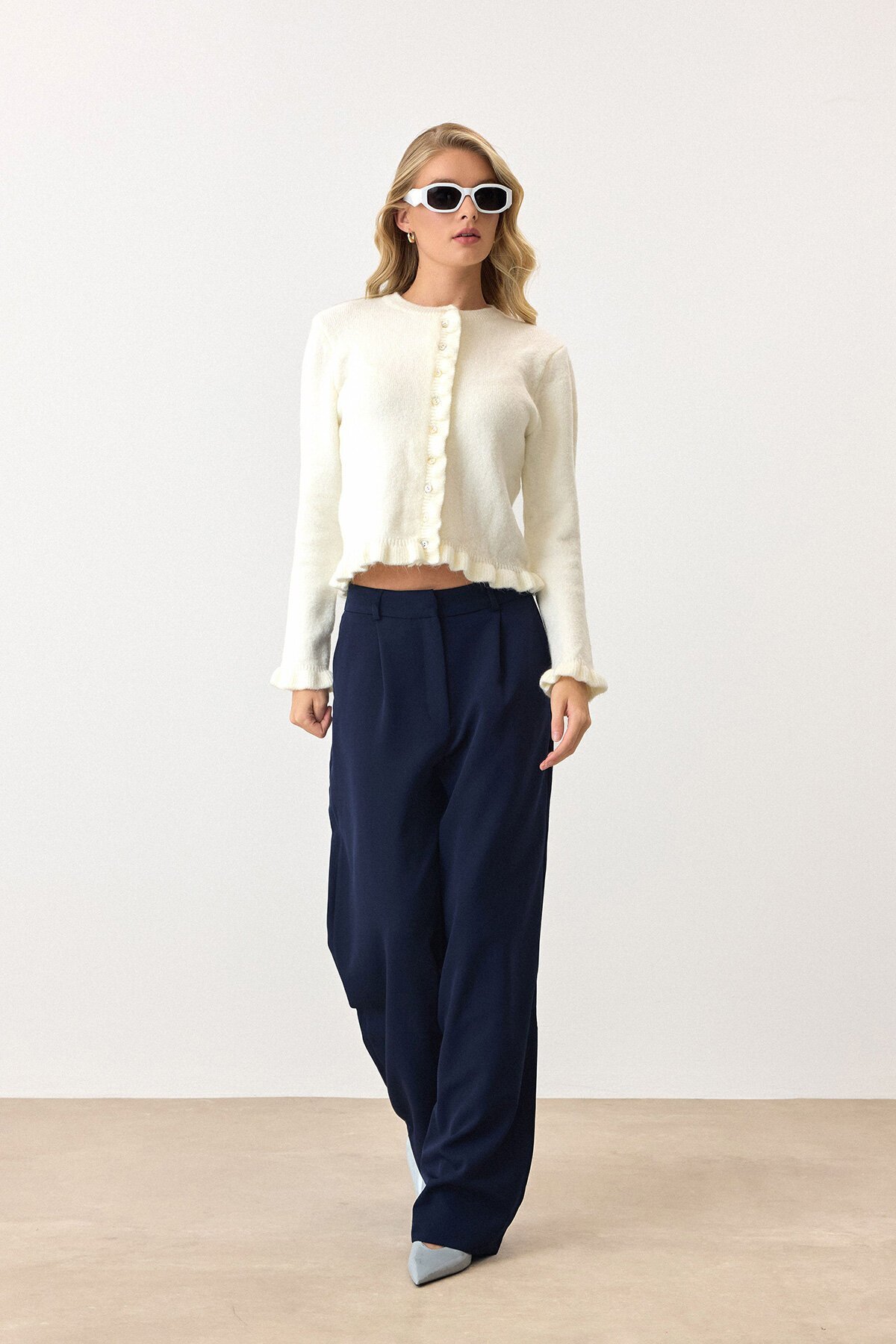 Ekru Eteği Ve Kolları Fırfırlı Düğme Kapamalı Bisiklet Yaka Triko Hırka