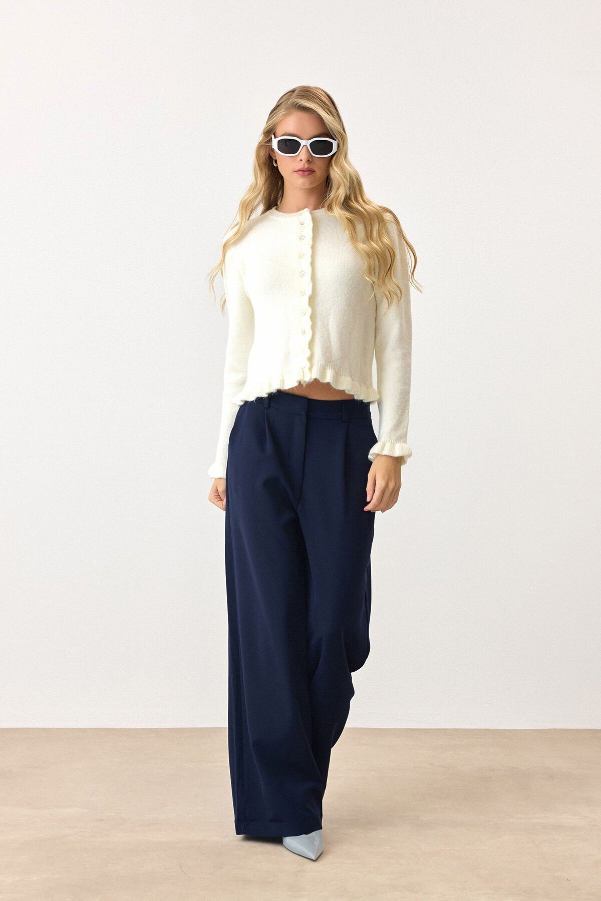 Ekru Eteği Ve Kolları Fırfırlı Düğme Kapamalı Bisiklet Yaka Triko Hırka