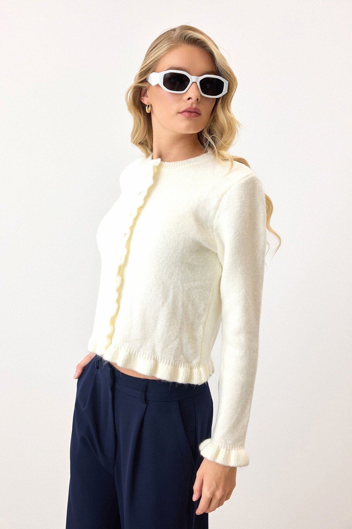 Ekru Eteği Ve Kolları Fırfırlı Düğme Kapamalı Bisiklet Yaka Triko Hırka