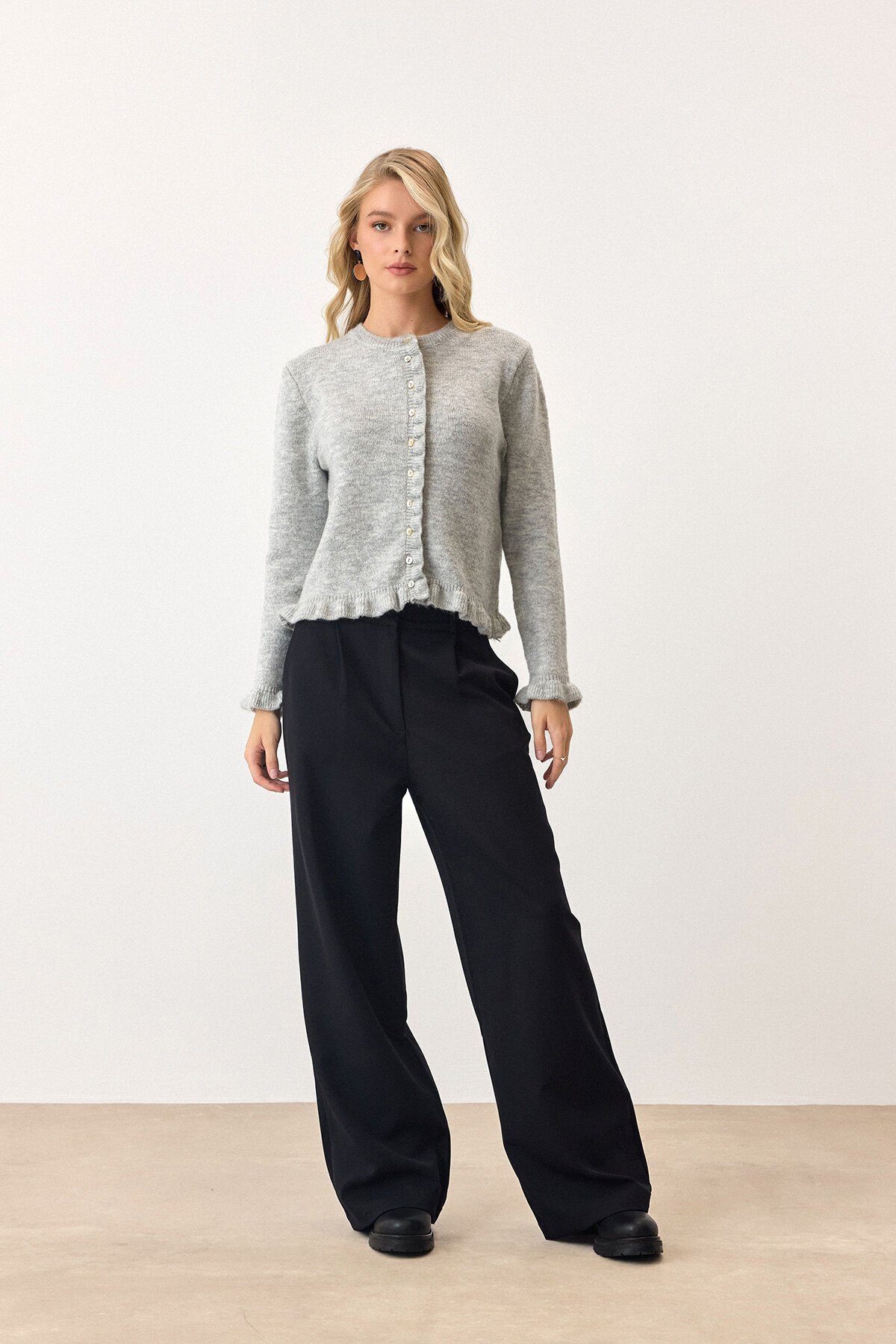 Gri Eteği Ve Kolları Fırfırlı Düğme Kapamalı Bisiklet Yaka Triko Hırka