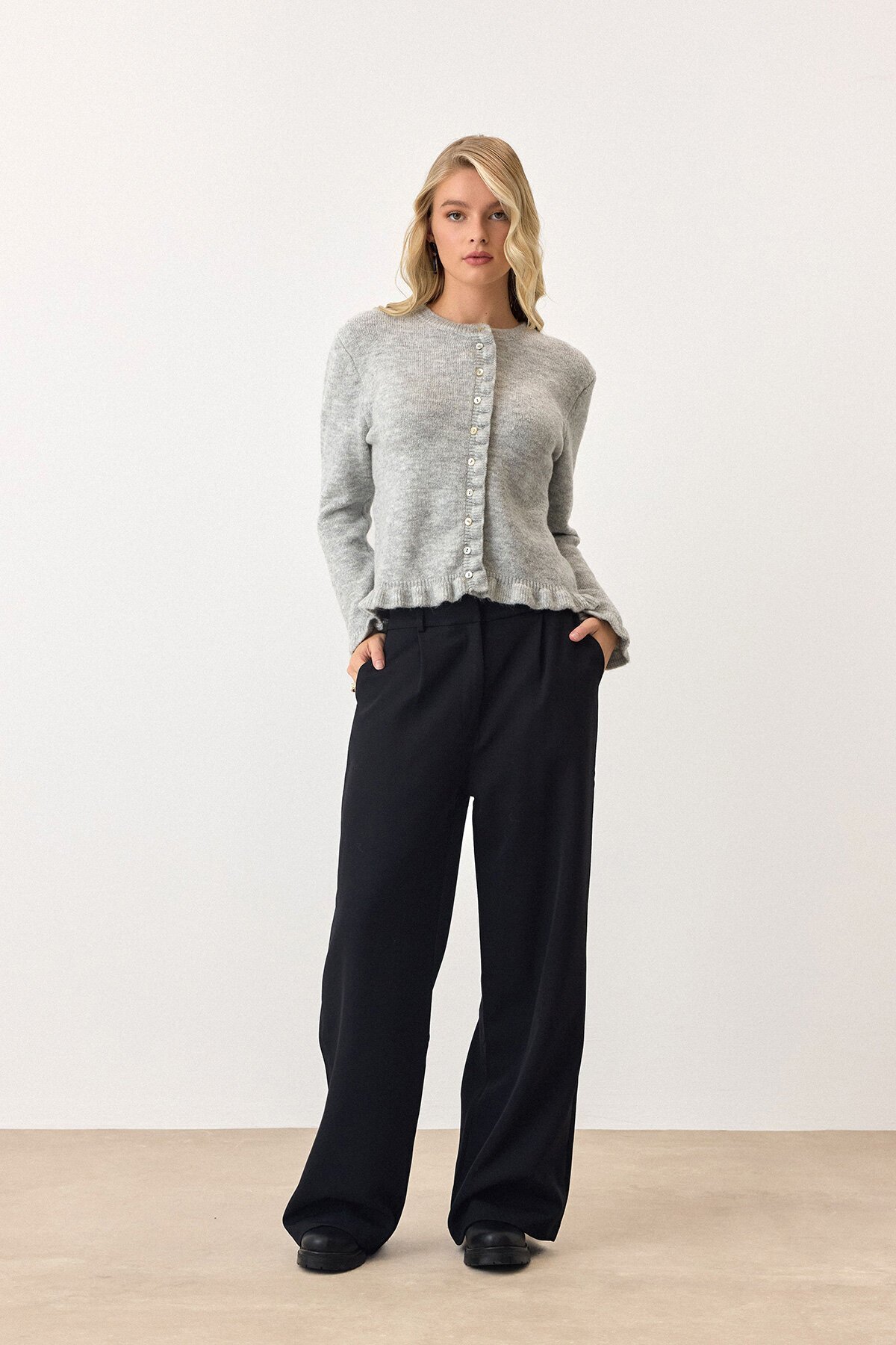 Gri Eteği Ve Kolları Fırfırlı Düğme Kapamalı Bisiklet Yaka Triko Hırka