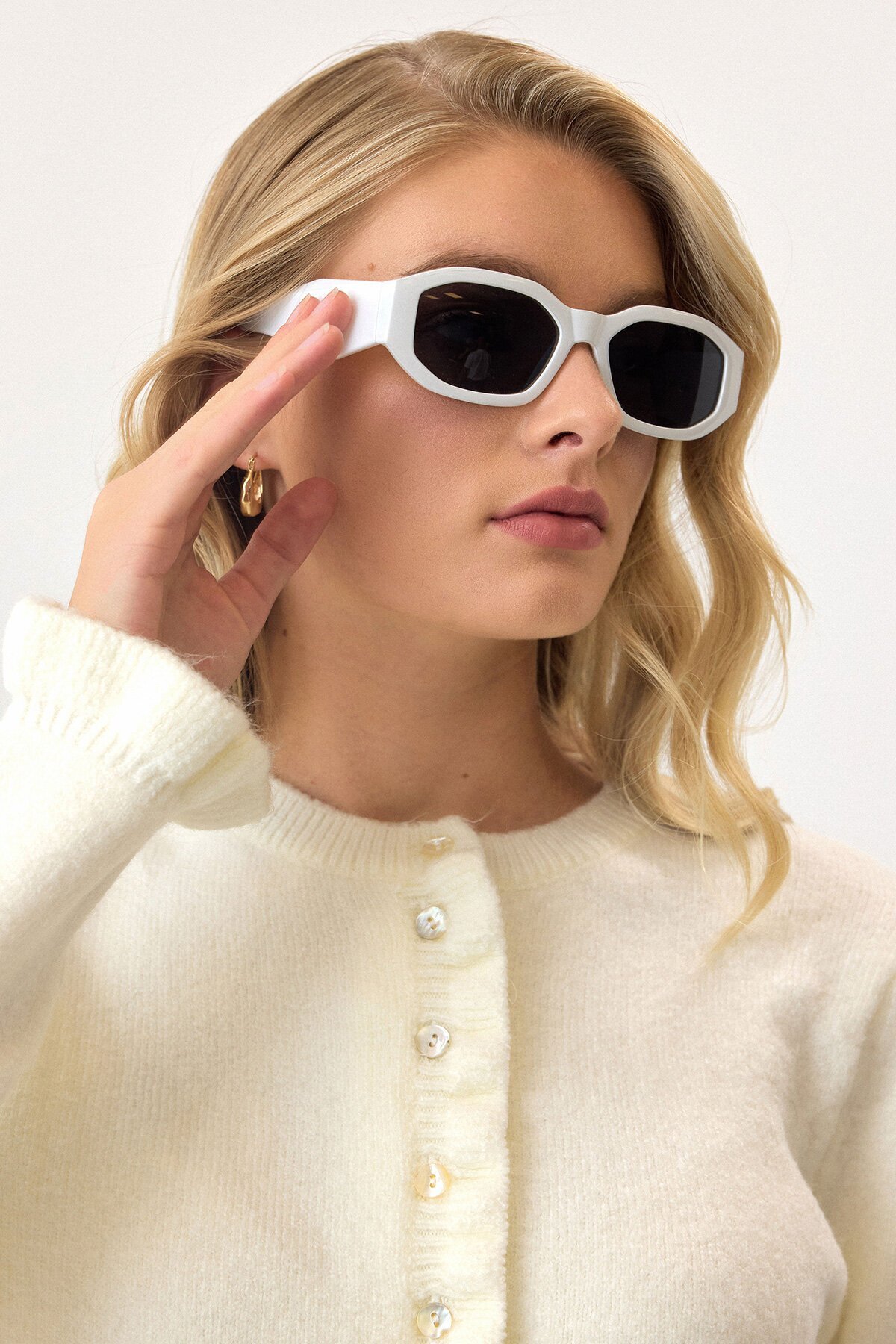 Ekru Eteği Ve Kolları Fırfırlı Düğme Kapamalı Bisiklet Yaka Triko Hırka