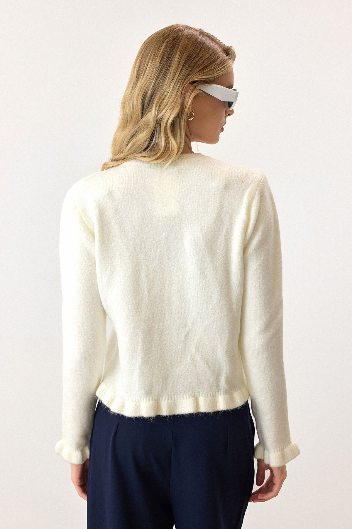 Ekru Eteği Ve Kolları Fırfırlı Düğme Kapamalı Bisiklet Yaka Triko Hırka