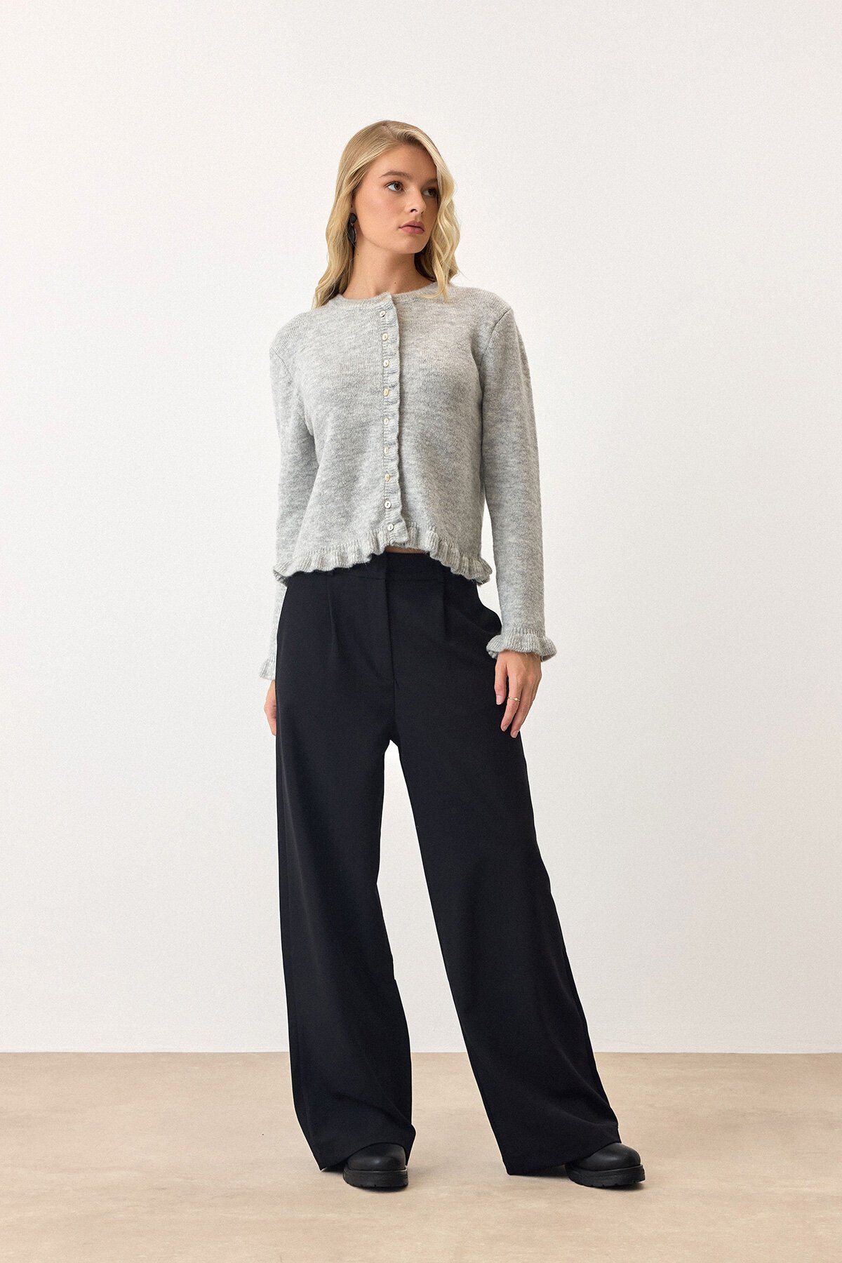 Gri Eteği Ve Kolları Fırfırlı Düğme Kapamalı Bisiklet Yaka Triko Hırka