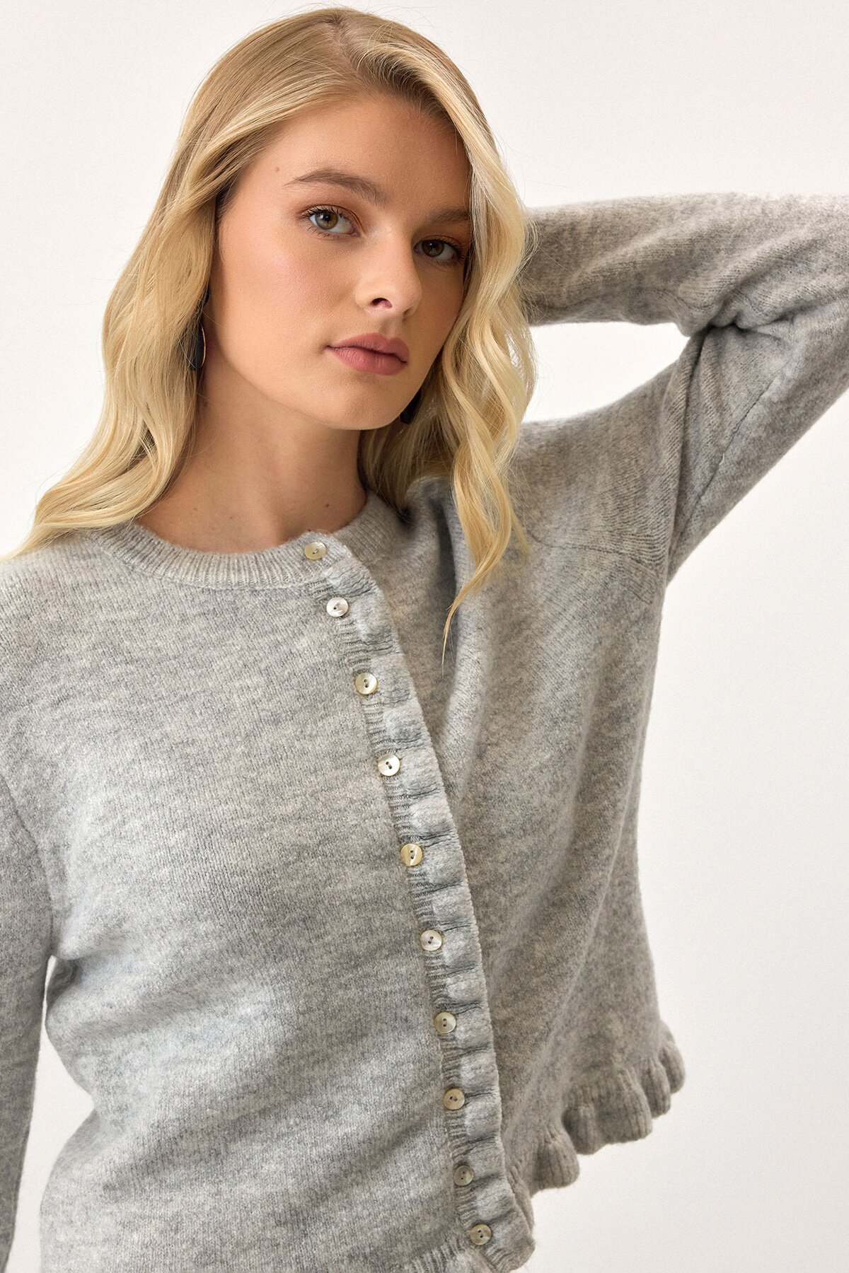 Gri Eteği Ve Kolları Fırfırlı Düğme Kapamalı Bisiklet Yaka Triko Hırka