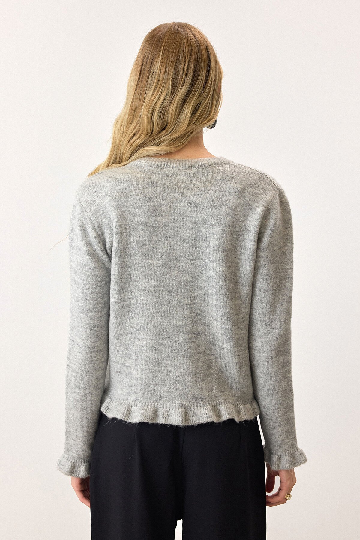 Gri Eteği Ve Kolları Fırfırlı Düğme Kapamalı Bisiklet Yaka Triko Hırka