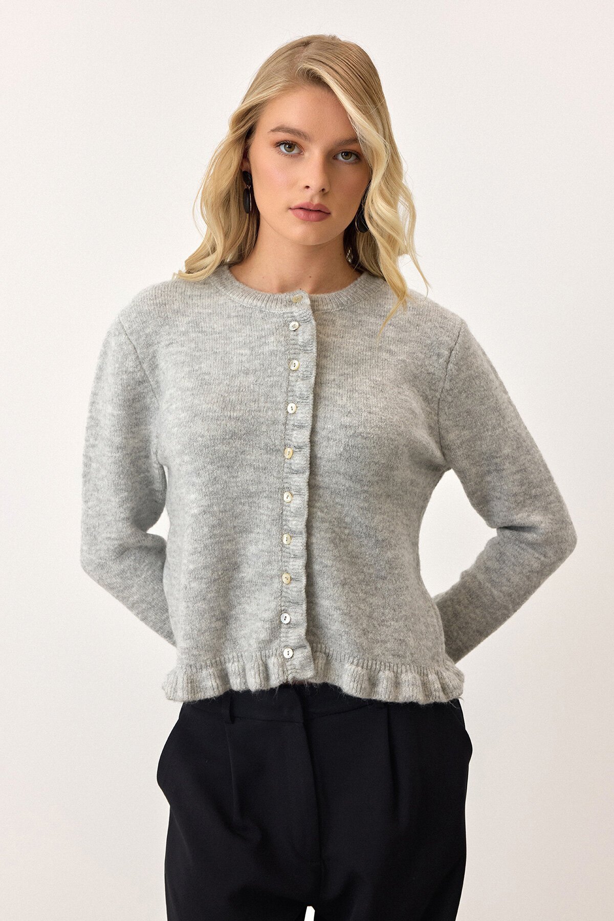 Gri Eteği Ve Kolları Fırfırlı Düğme Kapamalı Bisiklet Yaka Triko Hırka