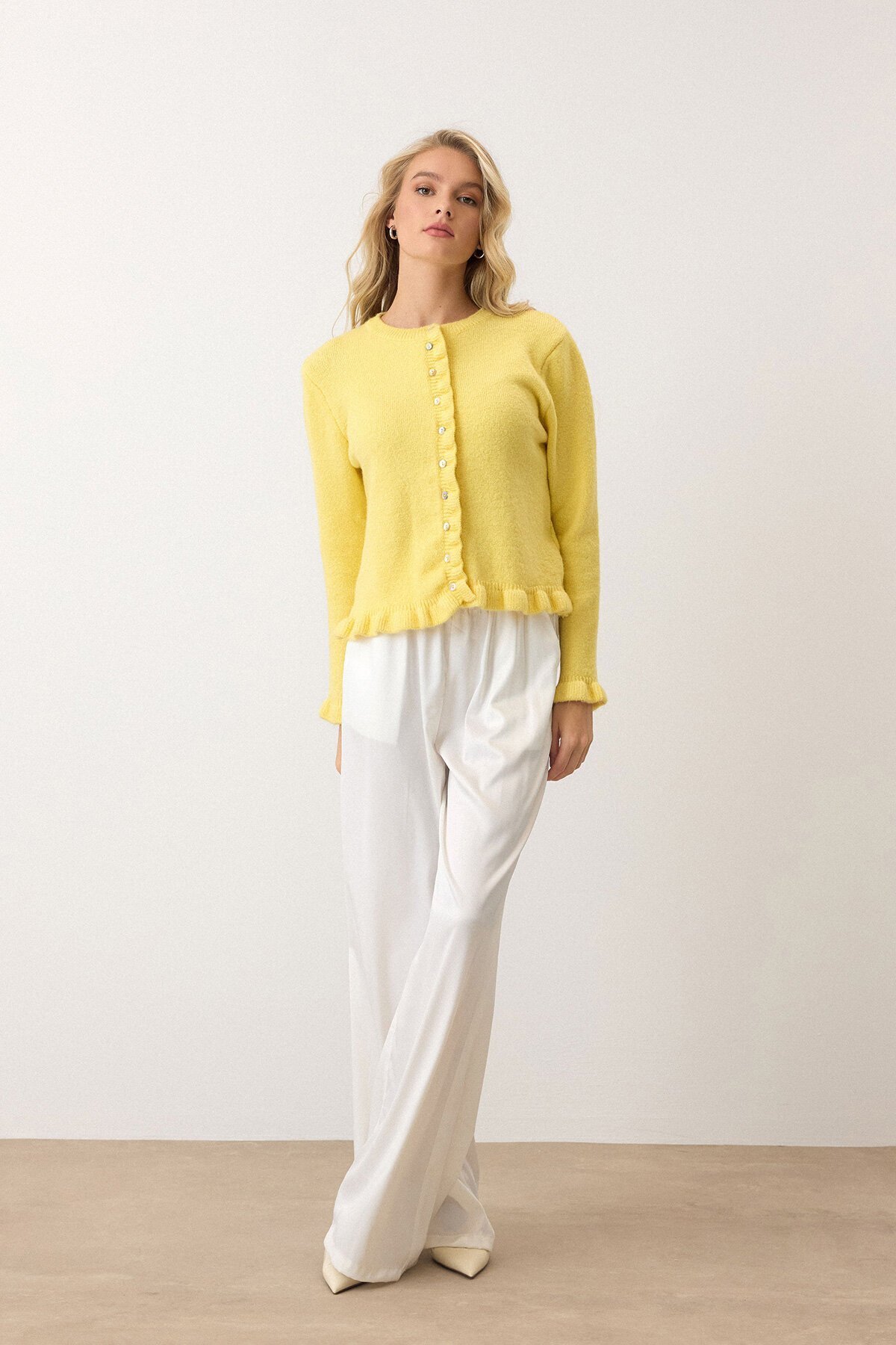 Sarı Eteği Ve Kolları Fırfırlı Düğme Kapamalı Bisiklet Yaka Triko Hırka