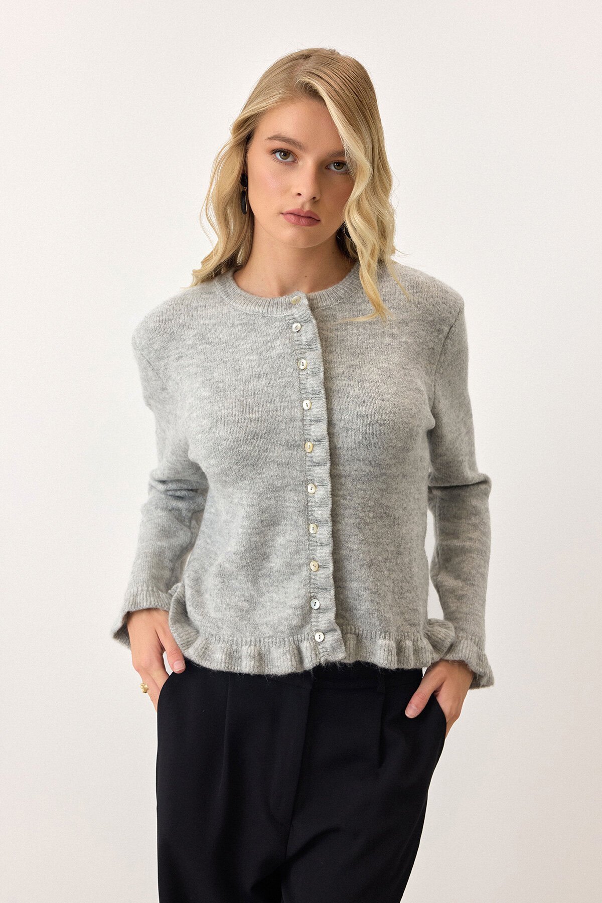 Gri Eteği Ve Kolları Fırfırlı Düğme Kapamalı Bisiklet Yaka Triko Hırka