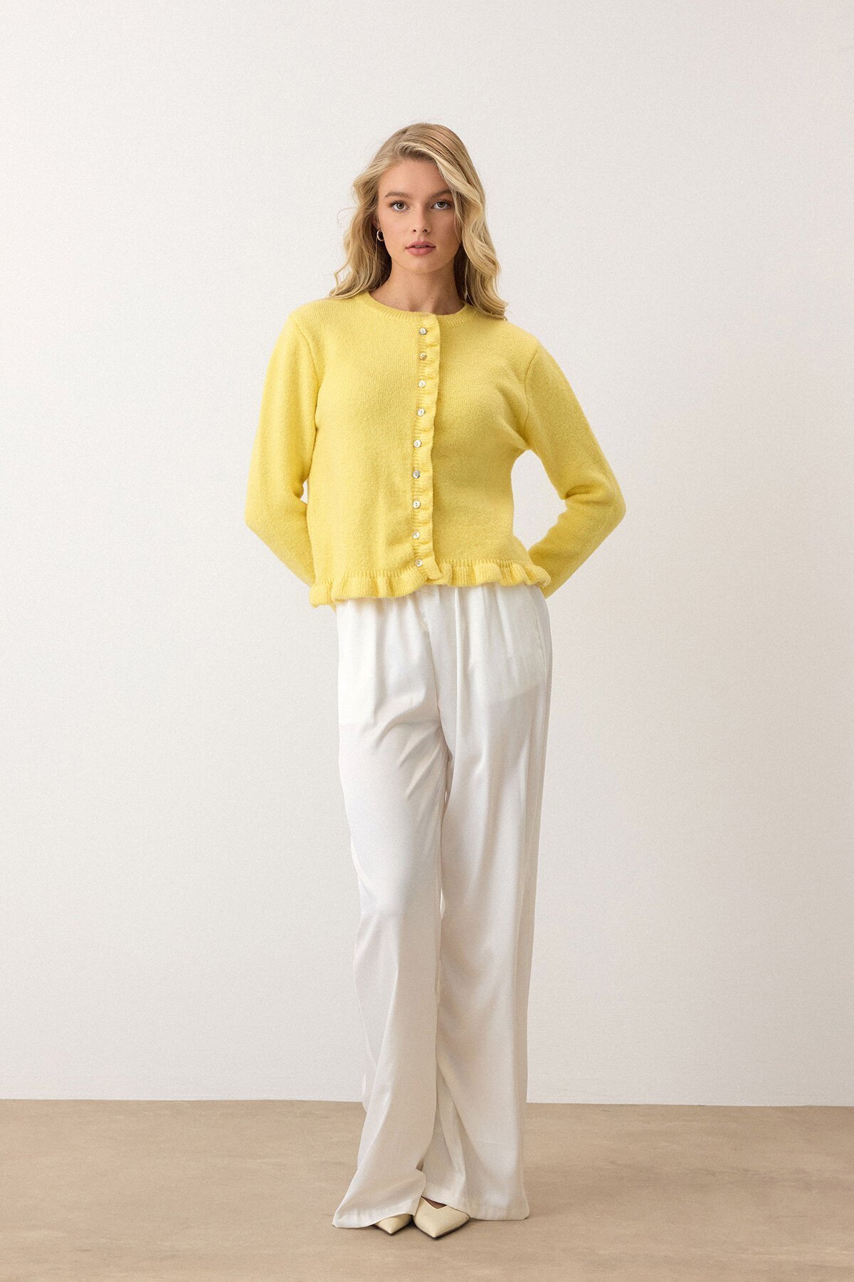 Sarı Eteği Ve Kolları Fırfırlı Düğme Kapamalı Bisiklet Yaka Triko Hırka