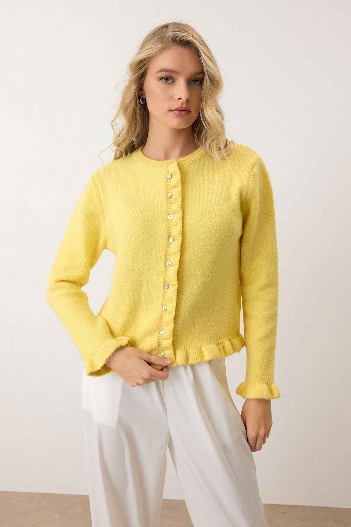 Sarı Eteği Ve Kolları Fırfırlı Düğme Kapamalı Bisiklet Yaka Triko Hırka