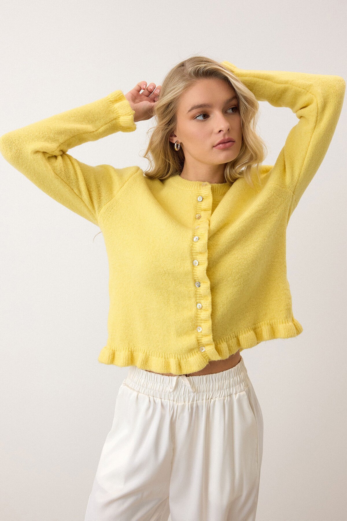 Sarı Eteği Ve Kolları Fırfırlı Düğme Kapamalı Bisiklet Yaka Triko Hırka
