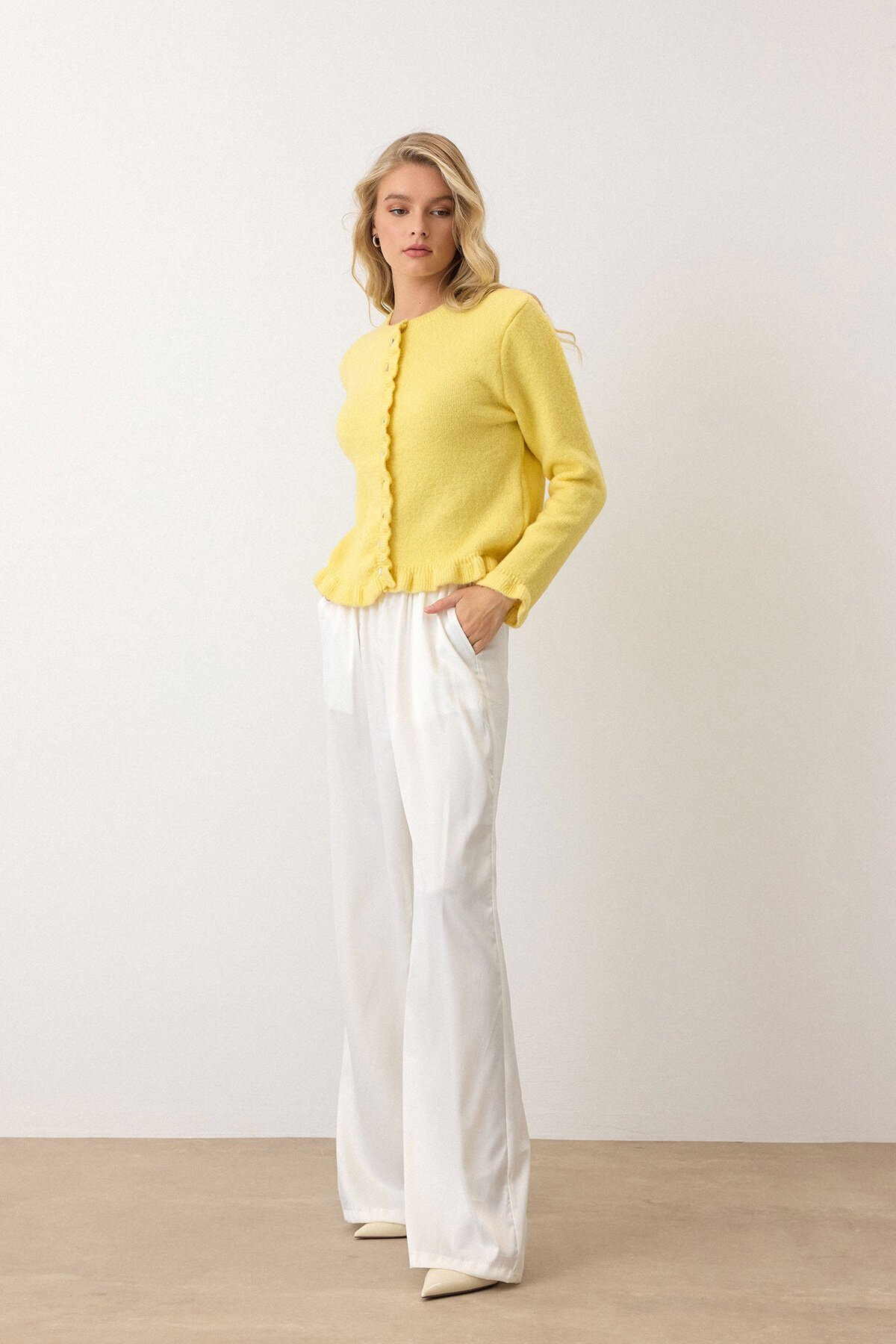 Sarı Eteği Ve Kolları Fırfırlı Düğme Kapamalı Bisiklet Yaka Triko Hırka