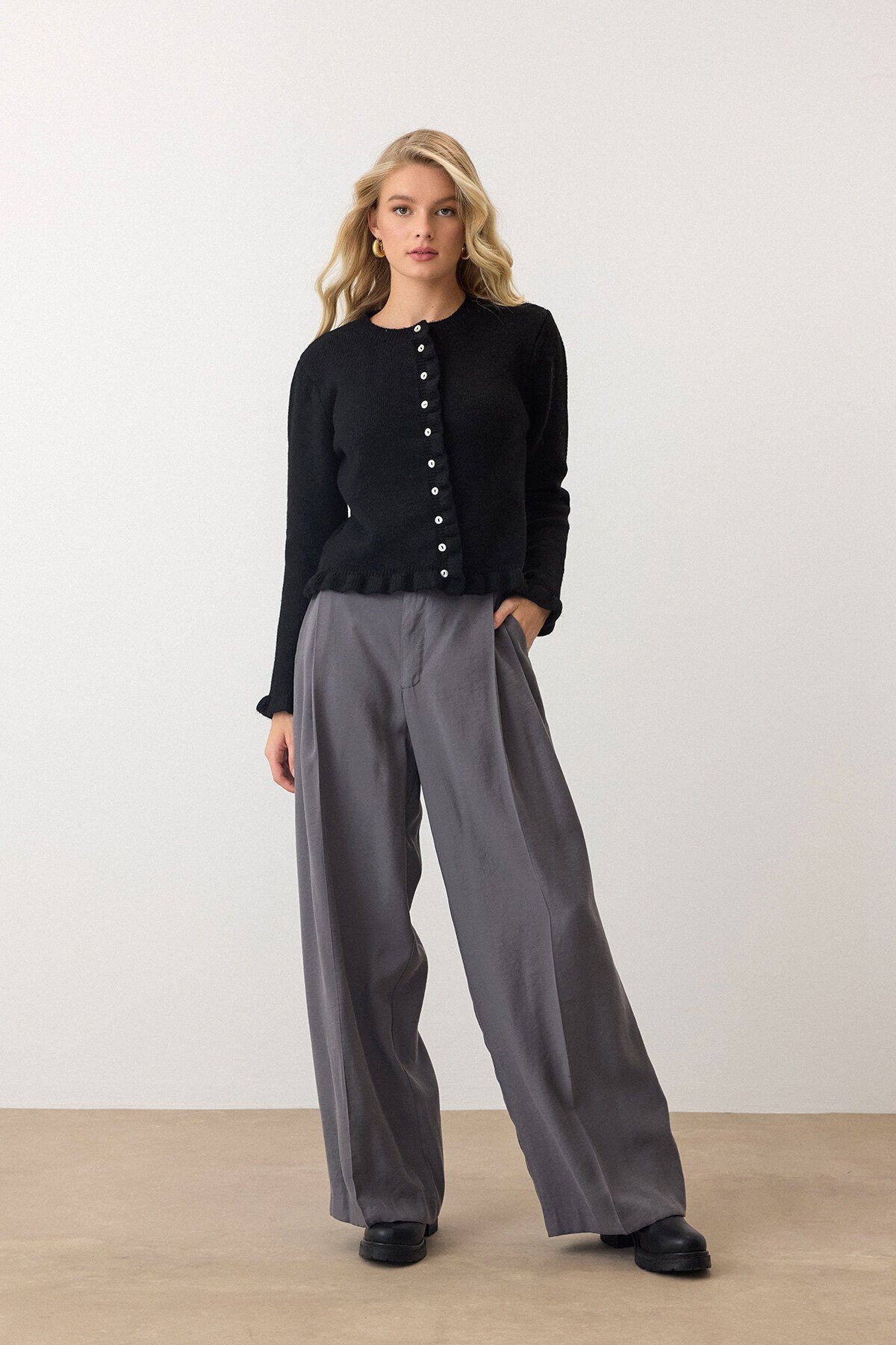 Siyah Eteği Ve Kolları Fırfırlı Düğme Kapamalı Bisiklet Yaka Triko Hırka