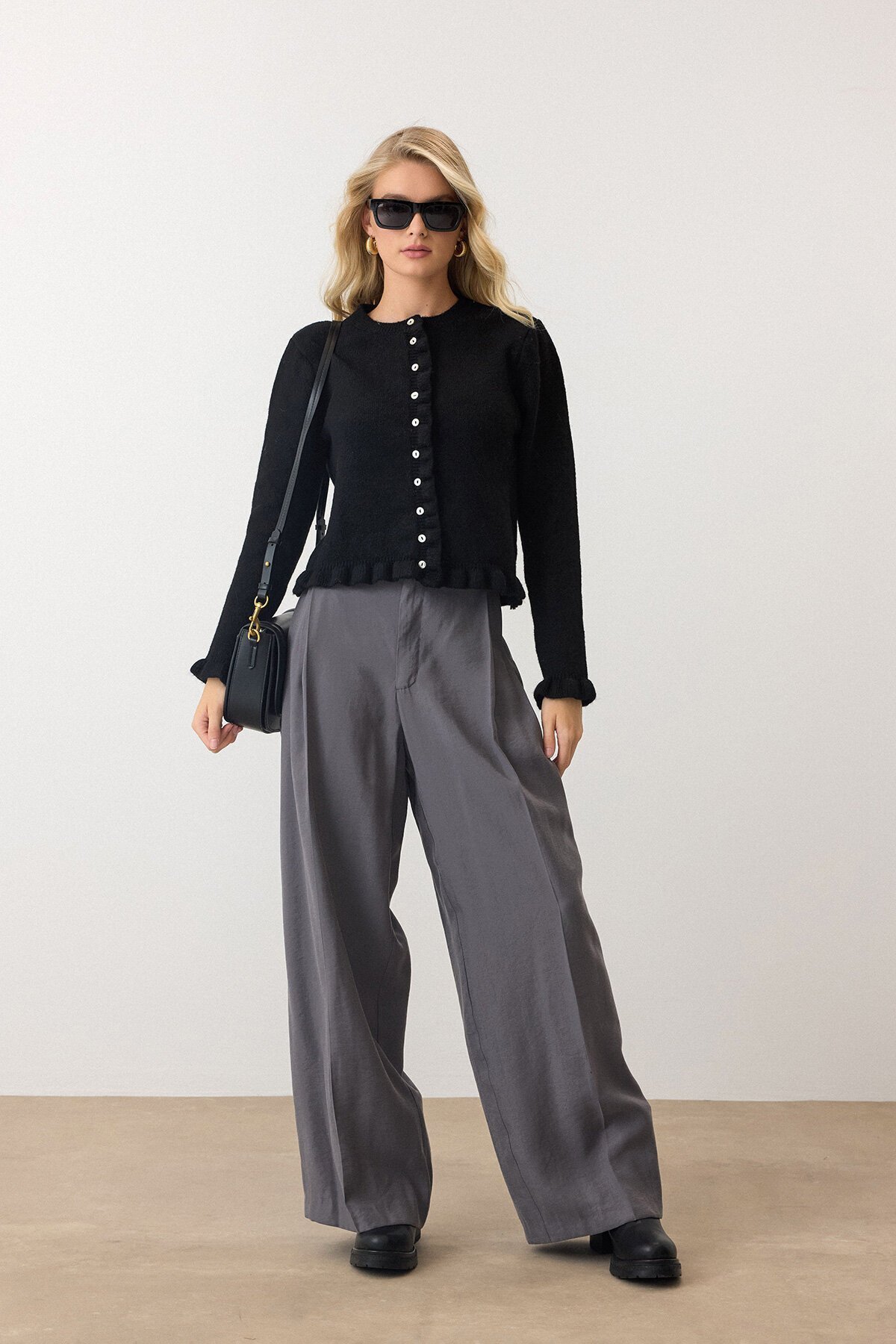 Siyah Eteği Ve Kolları Fırfırlı Düğme Kapamalı Bisiklet Yaka Triko Hırka