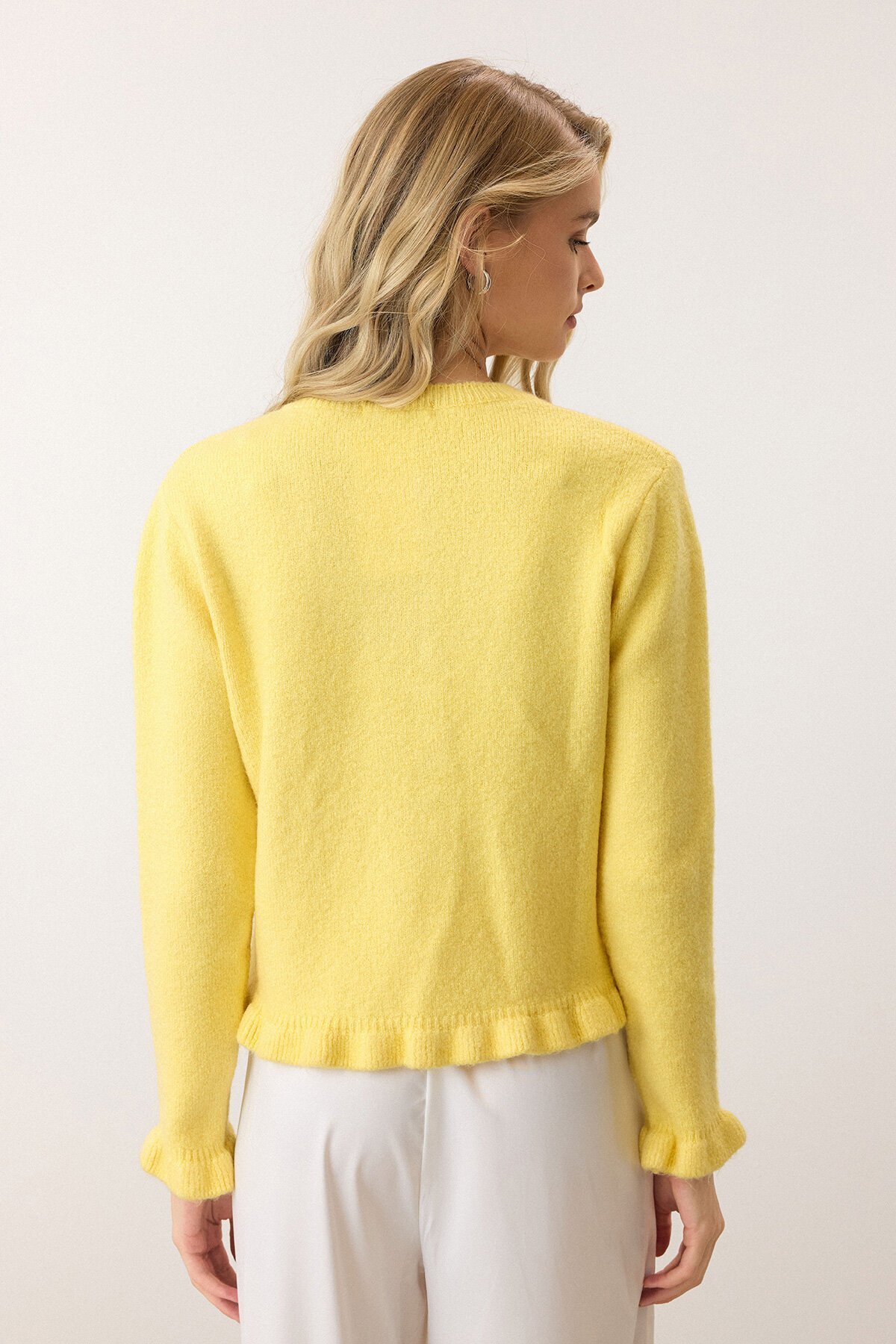 Sarı Eteği Ve Kolları Fırfırlı Düğme Kapamalı Bisiklet Yaka Triko Hırka