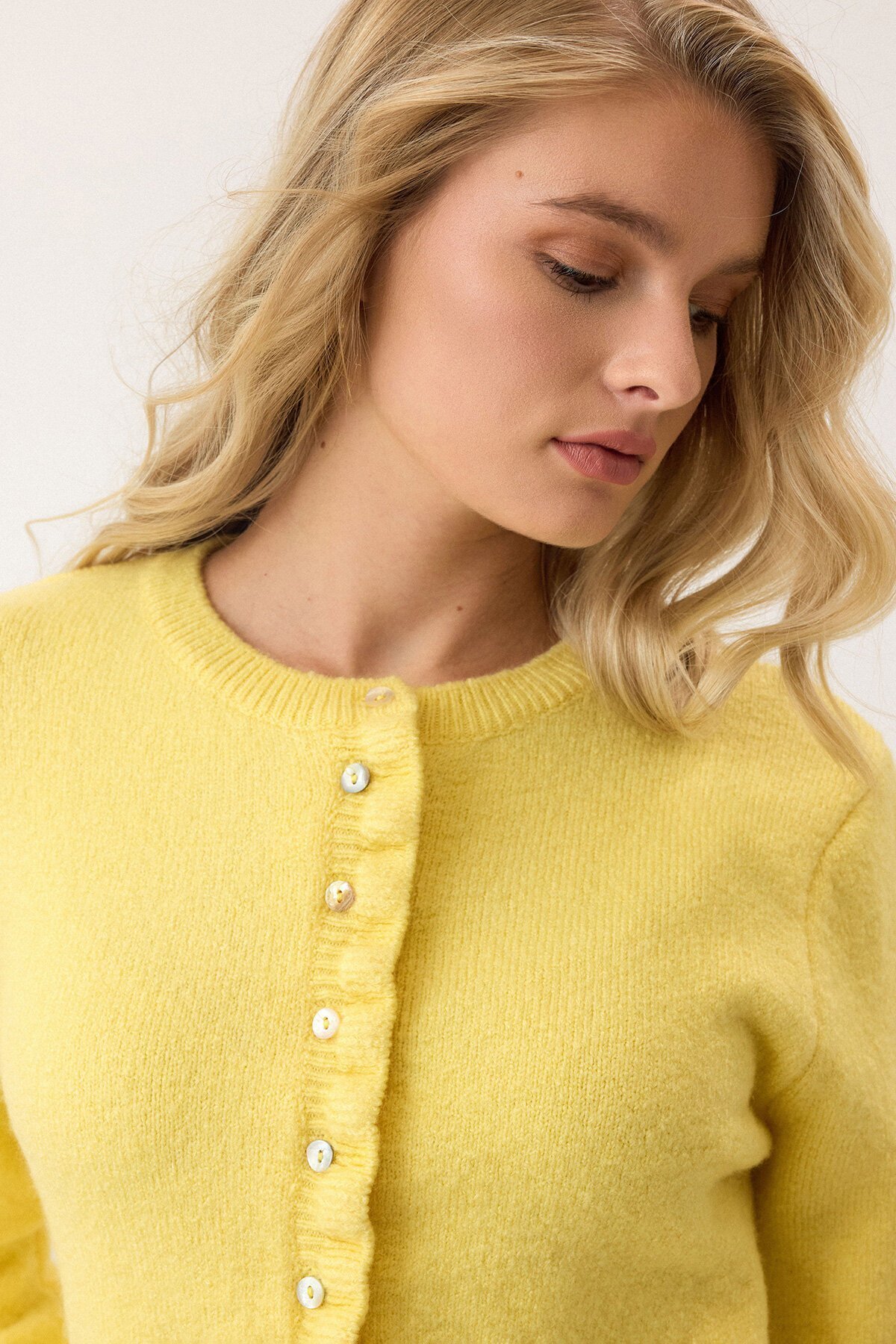 Sarı Eteği Ve Kolları Fırfırlı Düğme Kapamalı Bisiklet Yaka Triko Hırka