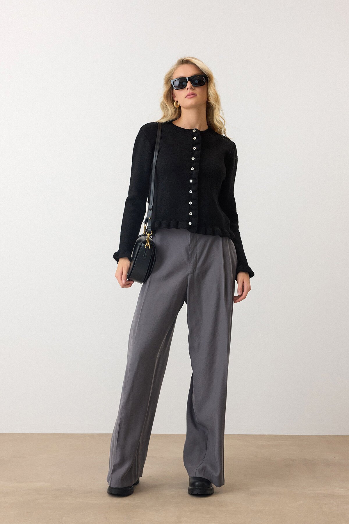 Siyah Eteği Ve Kolları Fırfırlı Düğme Kapamalı Bisiklet Yaka Triko Hırka